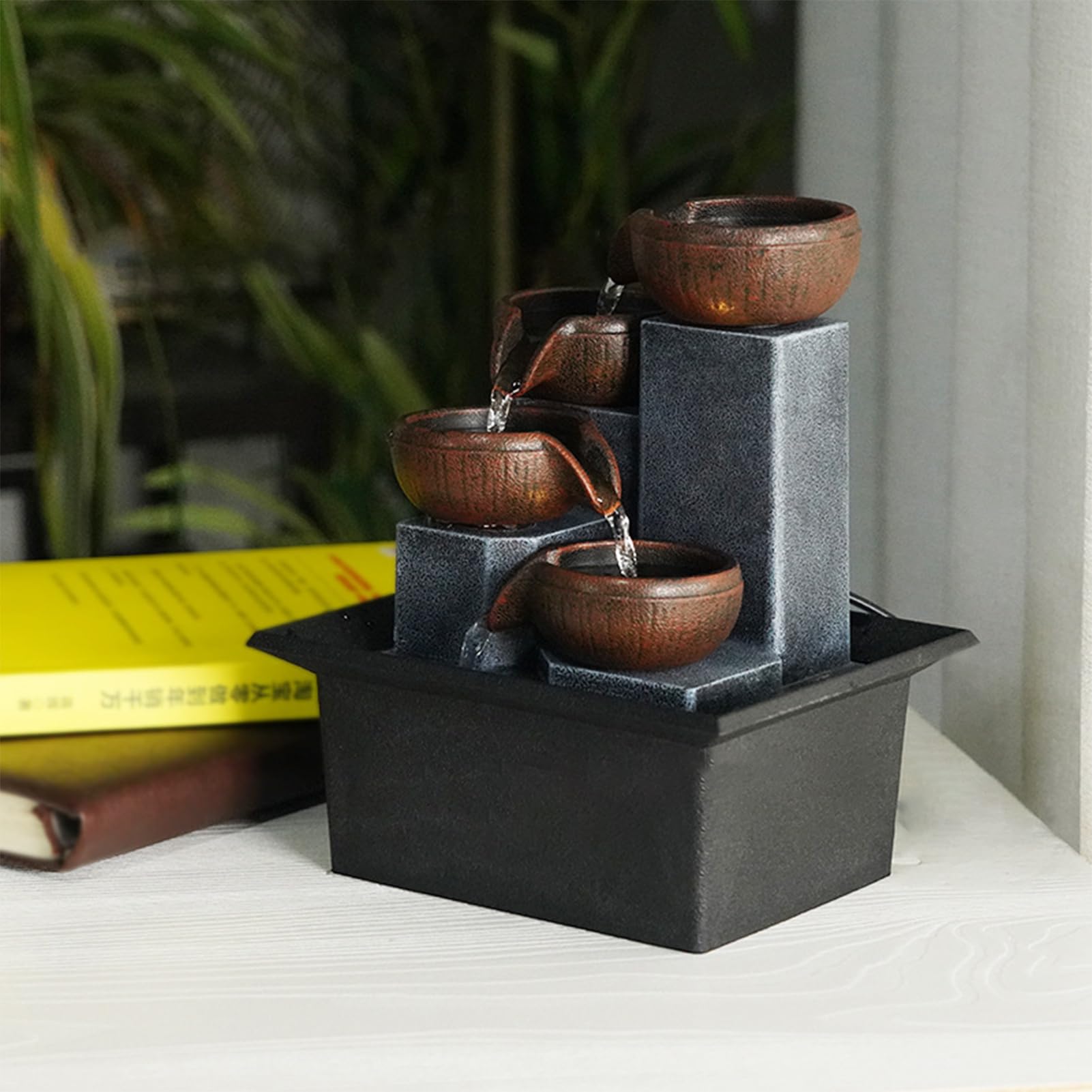 Fontaine à eau électrique de bureau,Fontaine d’Intérieur Cascade 4 Niveaux Jarre Effet Pierre,Décor Zen en Résine,avec Lumières LED Ornements d'eau Courante de Fontaine pour Le Bureau(Style 1)