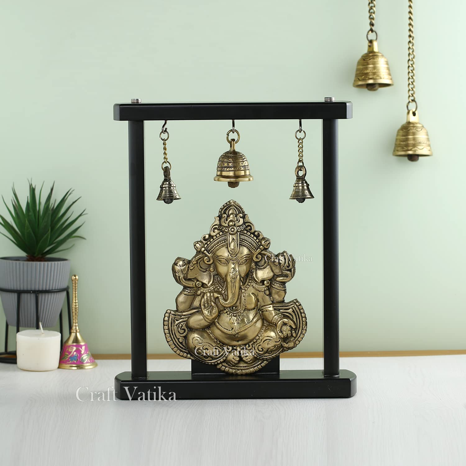 CraftVatika Idolo di Ganesha in ottone su base in legno con campanelle appese per decorazione domestica, (27,9 x 5,6 x 33,2 cm)