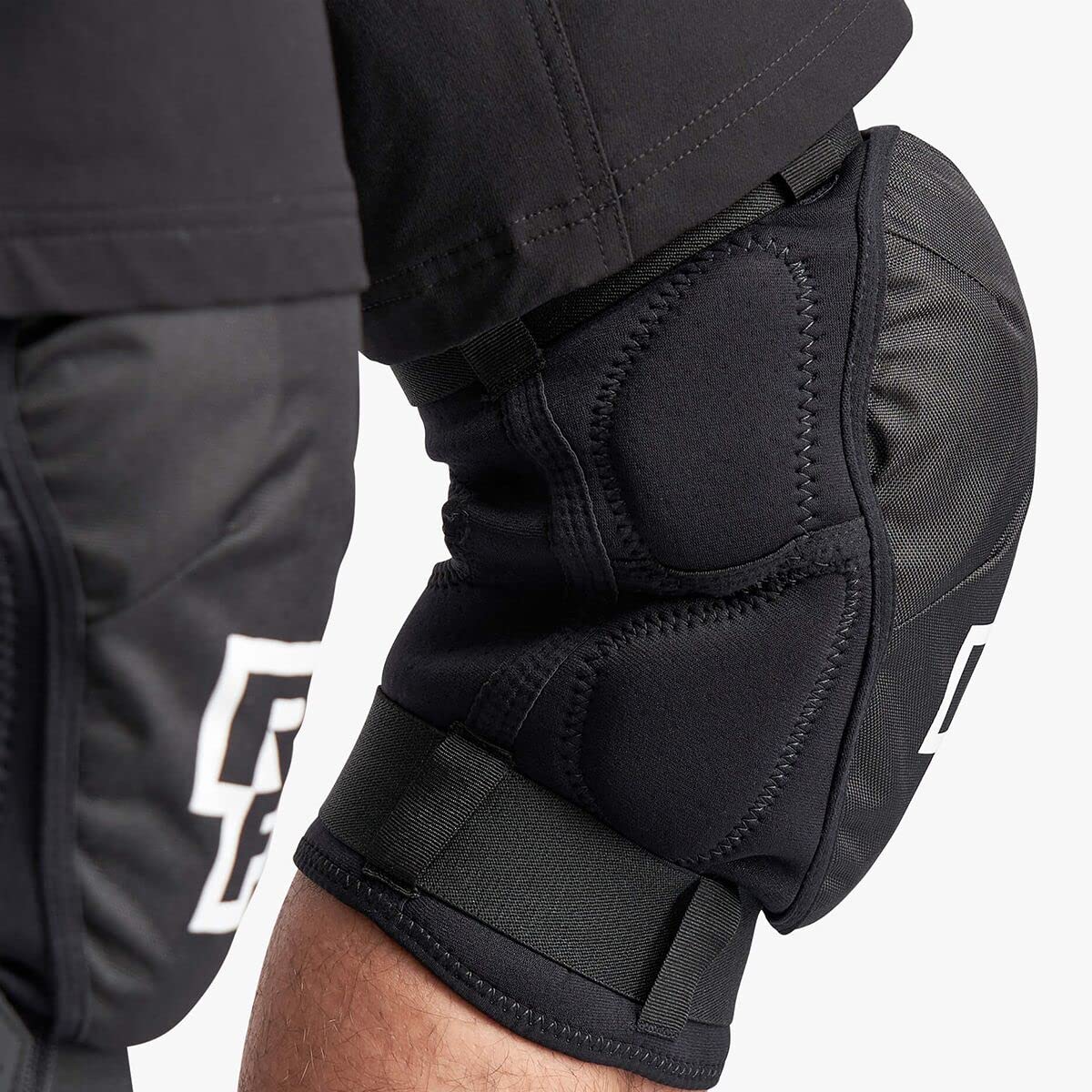 Genouillères AMBUSH stealth M