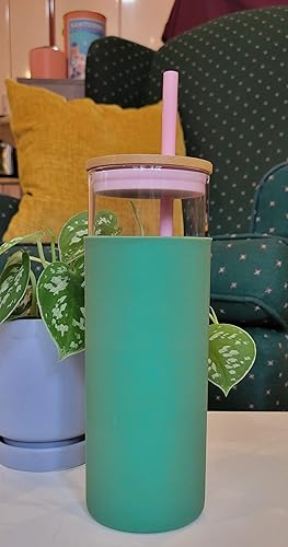 Miniatura 4 de DesignWorks Ink Vaso de vidrio de 22 onzas con tapa y popote, funda protectora de silicona verde, botella de vidrio reutilizable perfecta para