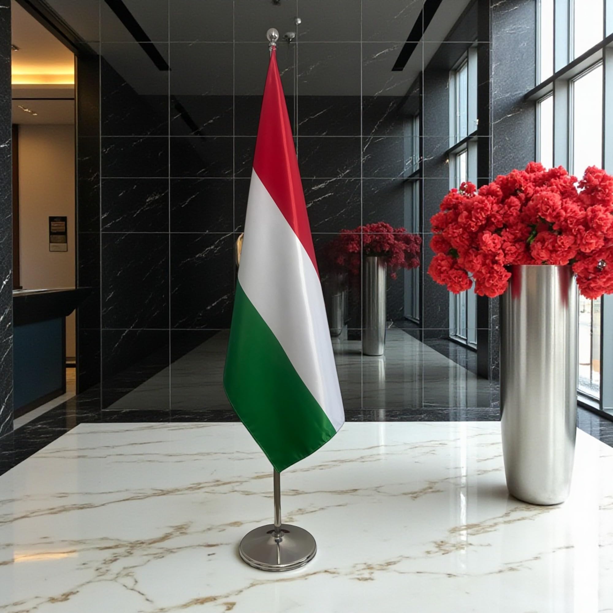 Ungarische Flagge mit Fuß und Mast – für Diplomatische Veranstaltungen, Protokollzeremonien, Botschaften, Ministerien, Universitäten. Fuß Ø 360 mm, Edelstahl, silberfarben, Fahnenstange mit runder