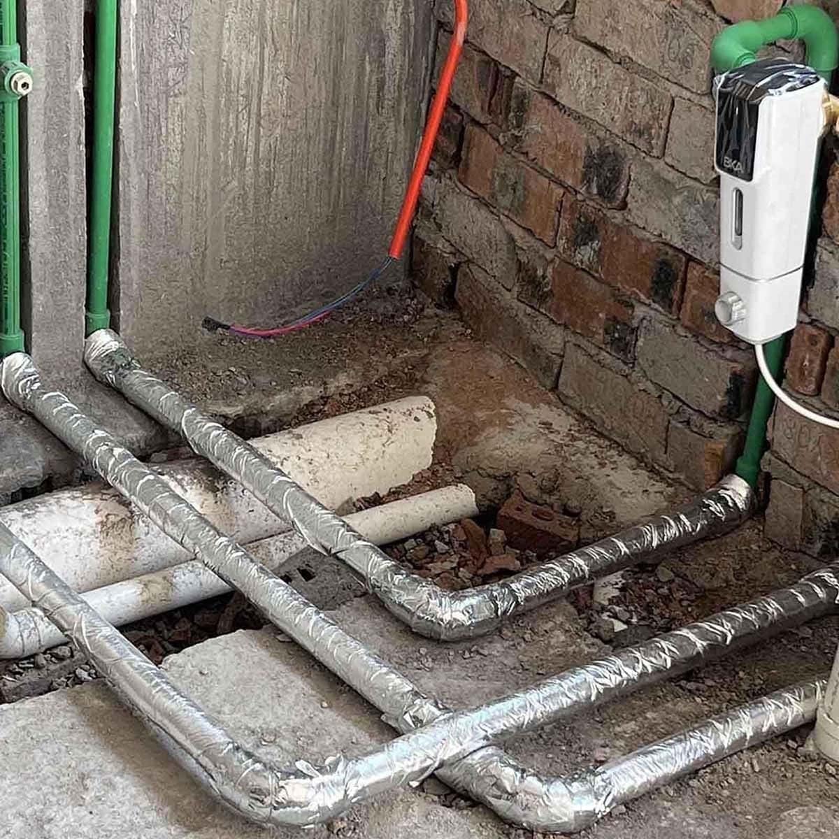 95cm Guaina Isolante in Gomma, Tubo Isolante Antigelo per Esterni, Isolante per Tubi in Foglio di Alluminio Autosigillante, ID22-120mm per Tubi dell'Acqua Fredda e Calda(TK 30mm(1.2"),ID 120 mm(4.7"))