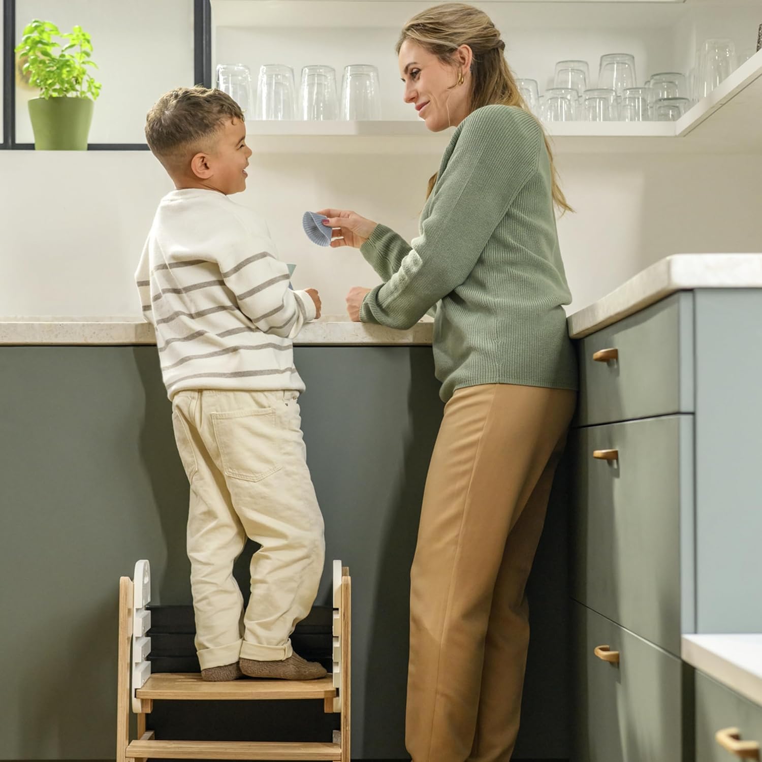 Maxi-Cosi Toucan 3 w 1 Wieża Edukacyjna dla Niemowląt, Montessori Pomocnik Kuchenny Drewniany, 1,5–99+lat, 10–150kg, 3 Ustawienia Wysokości, Stolik+Krzesełkiem, FSC® 100% Certyfikowanego, Natural Wood