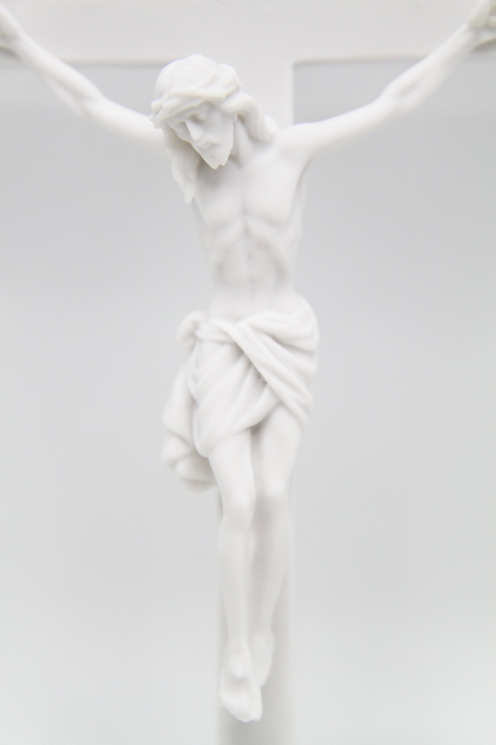 Crocifisso con Cristo in gesso scolpito e laccato. Nord Italia, fine '800 - La Bottega Margutta