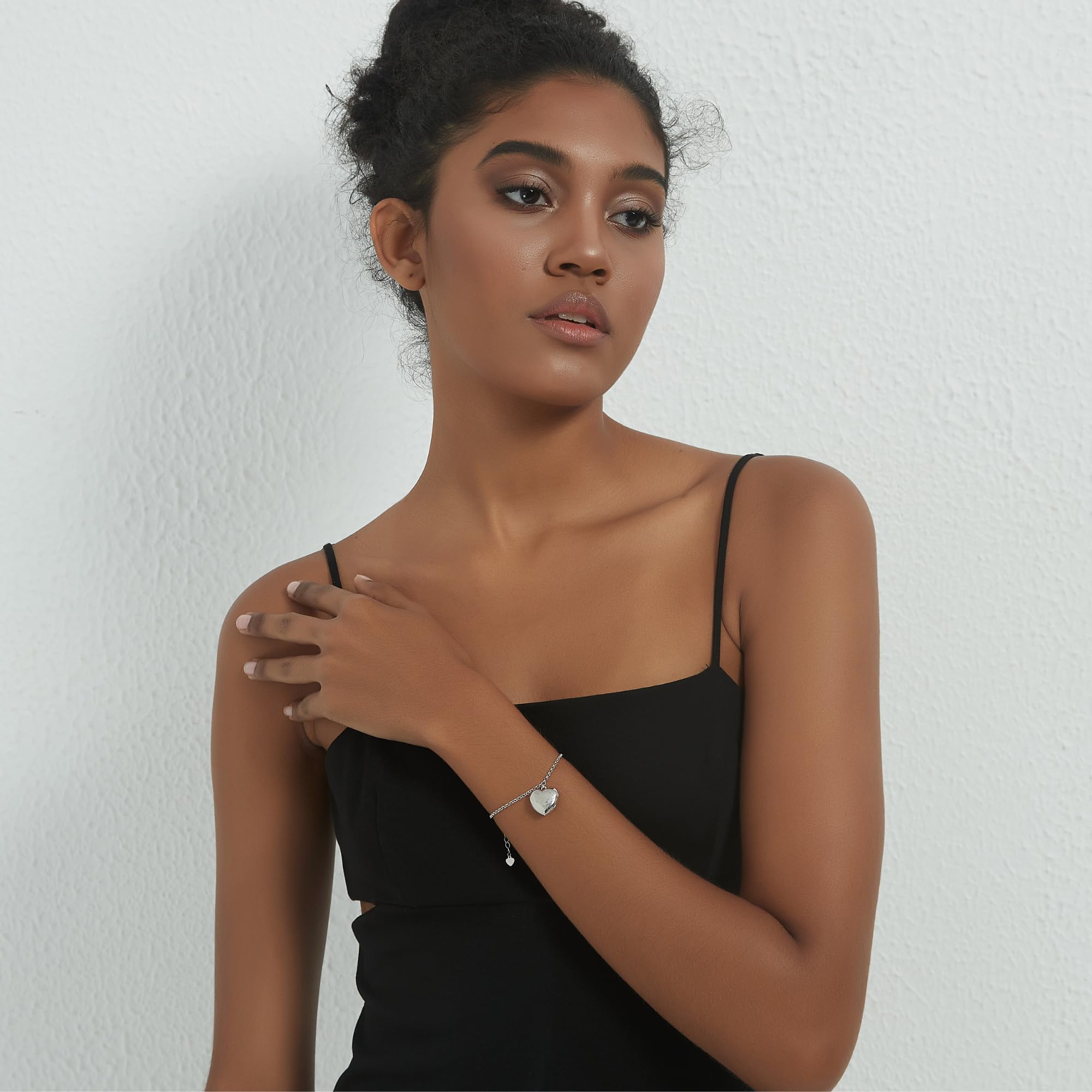 PERIMADE Pulsera con medallón de foto personalizada con imagen en el interior, pulsera de corazón con mensaje de texto personalizado que sostiene la imagen, regalo conmemorativo de amor personalizado