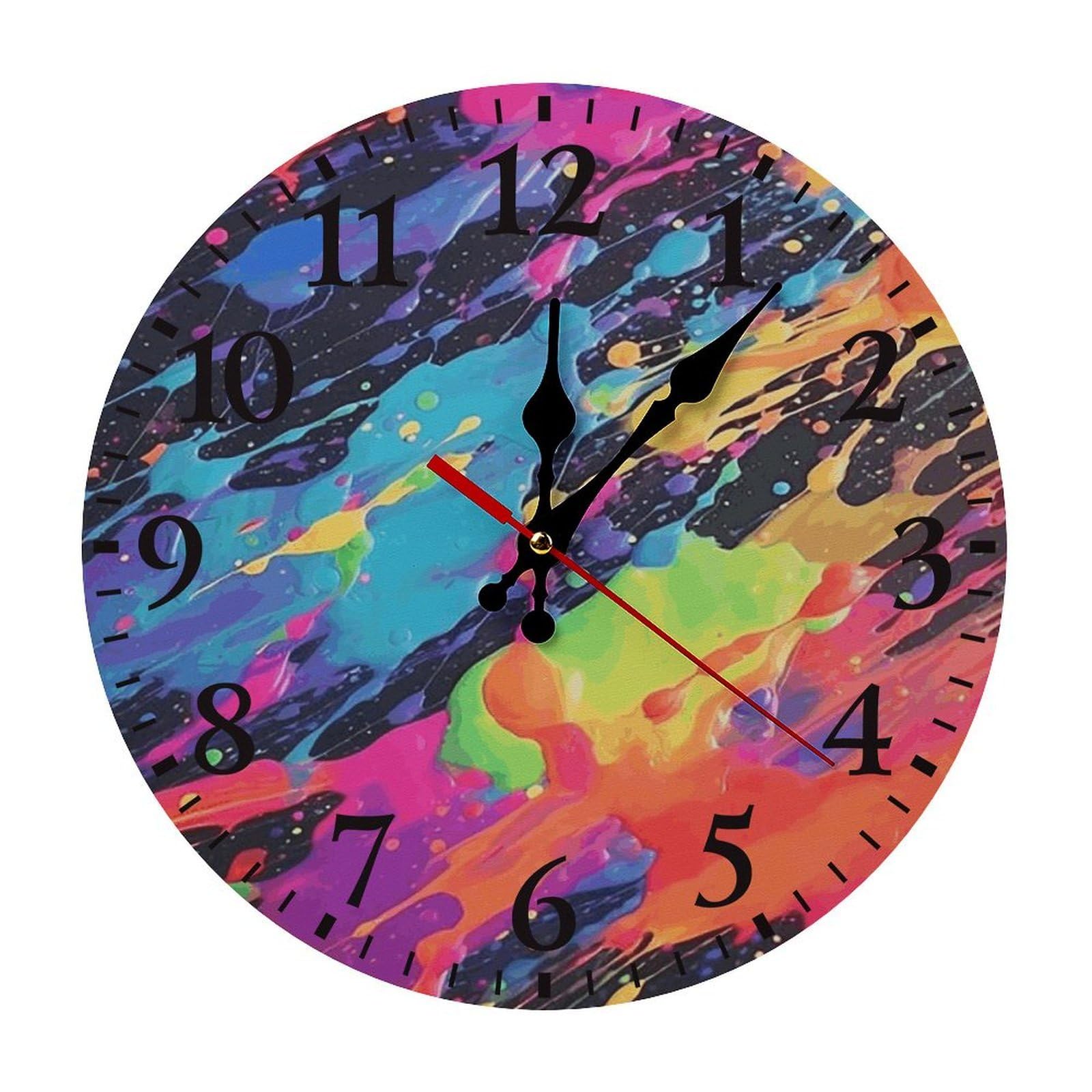 Horloge murale colorée : l'astuce déco pour égayer un salon sombre et ennuyeux