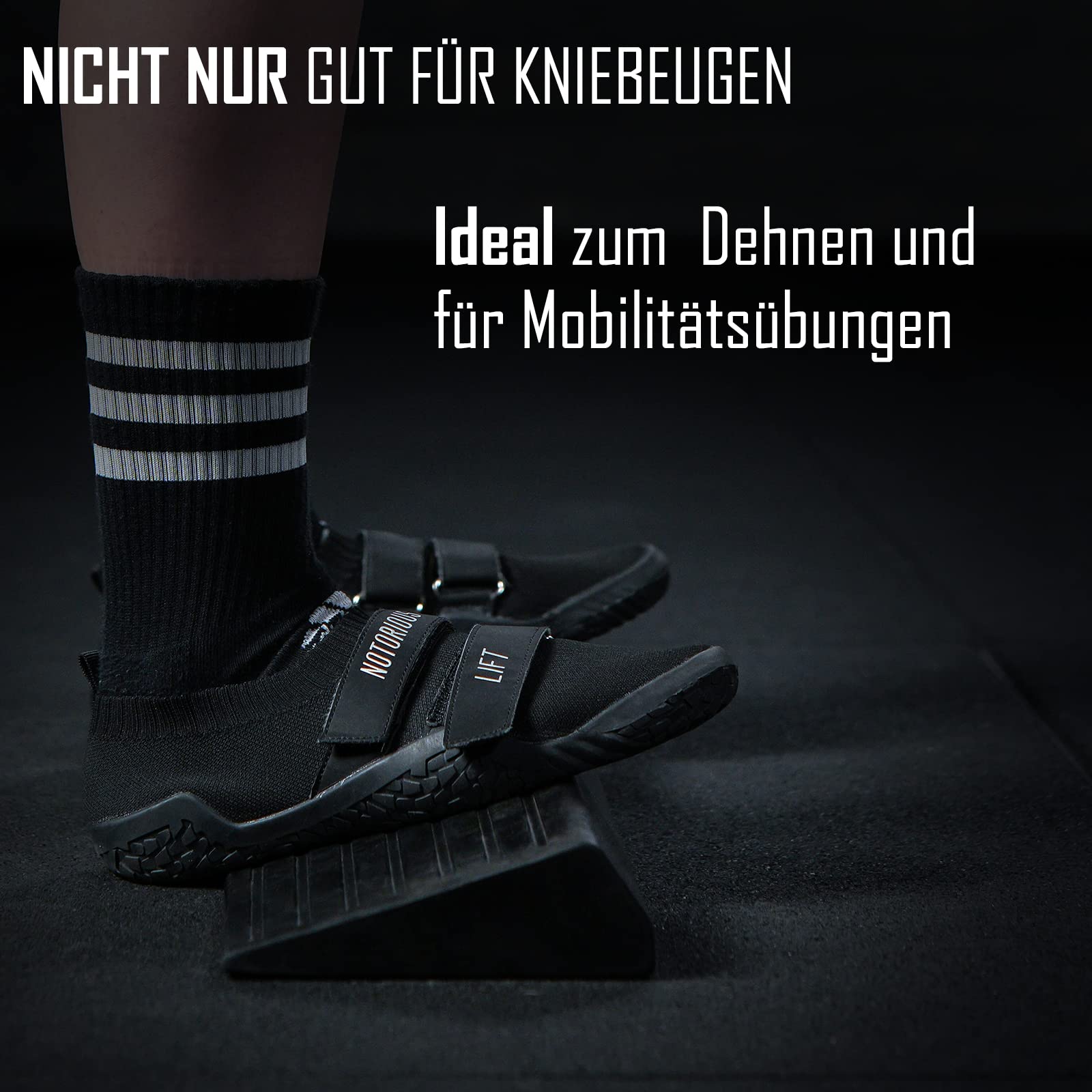 Strength Shop Kniebeugenblock mit Fußstellungshilfe, Vollgummi (4kg), hochbelastbare & rutschfeste Squat Wedge steigert die Mobilität & Flexibilität, ideal als Kniebeugen Keil, Wadendehner & Co.
