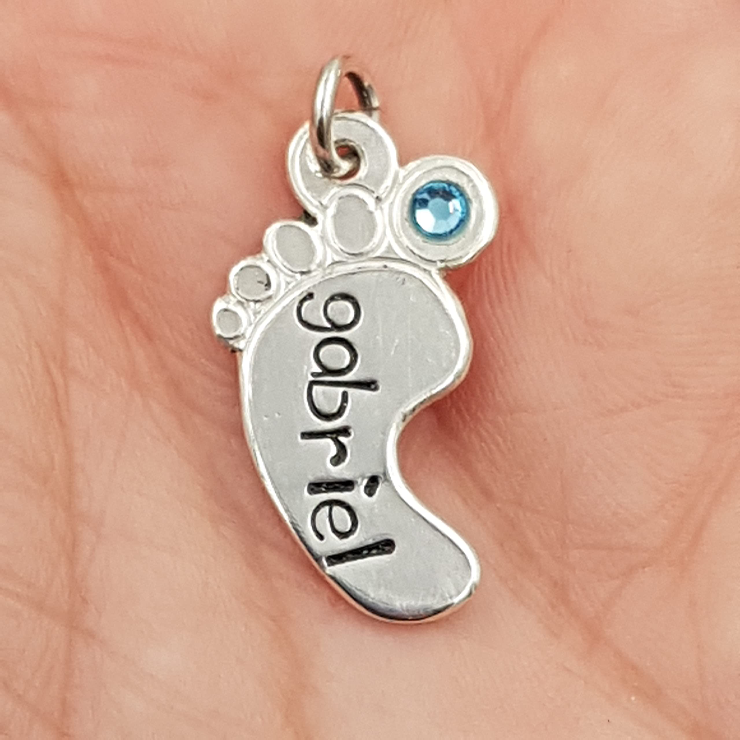 Collar para personalizar con nombre con colgante de huella de bebé en plata 1ª ley. Ideal para madre o abuela. Se puede elegir color de piedra.