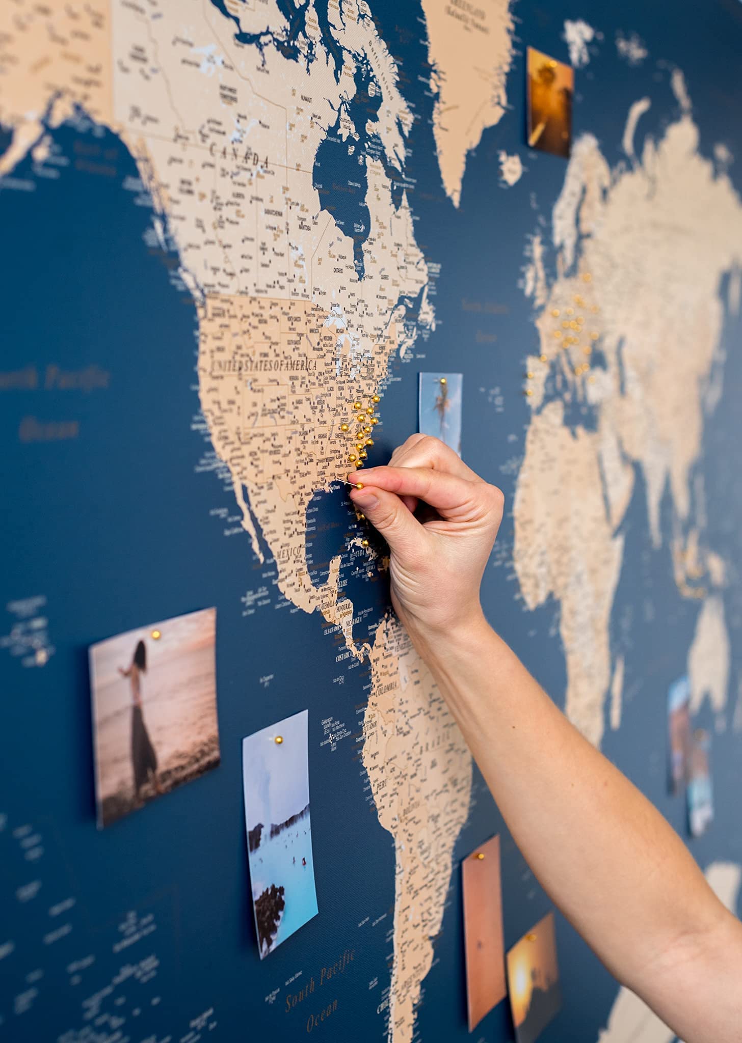 Trip Map Planisfero da Parete – Mappa del mondo - Quadro su tela incorniciato con 100 puntine incluse – Cartina geografica mondo in Blu Scuro - 3 dimensioni