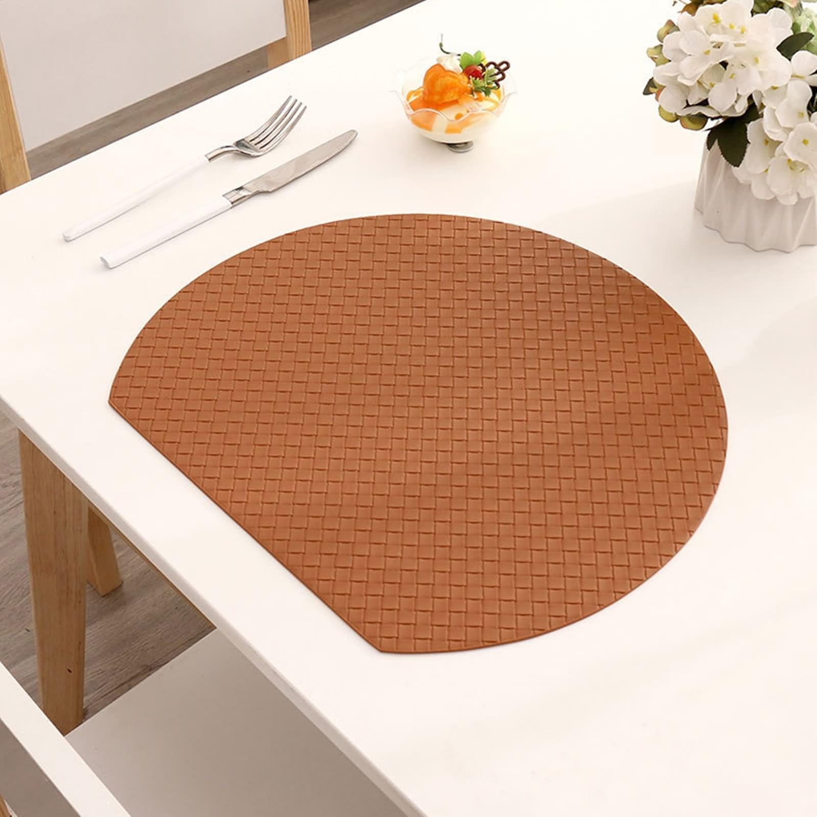 Set di 8 Tovagliette Tavola Moderno, Tovaglietta Americana Elegante Pelle 33x38cm Trama Intrecciata a Tinta Unita Semicircolare Arancione Marrone