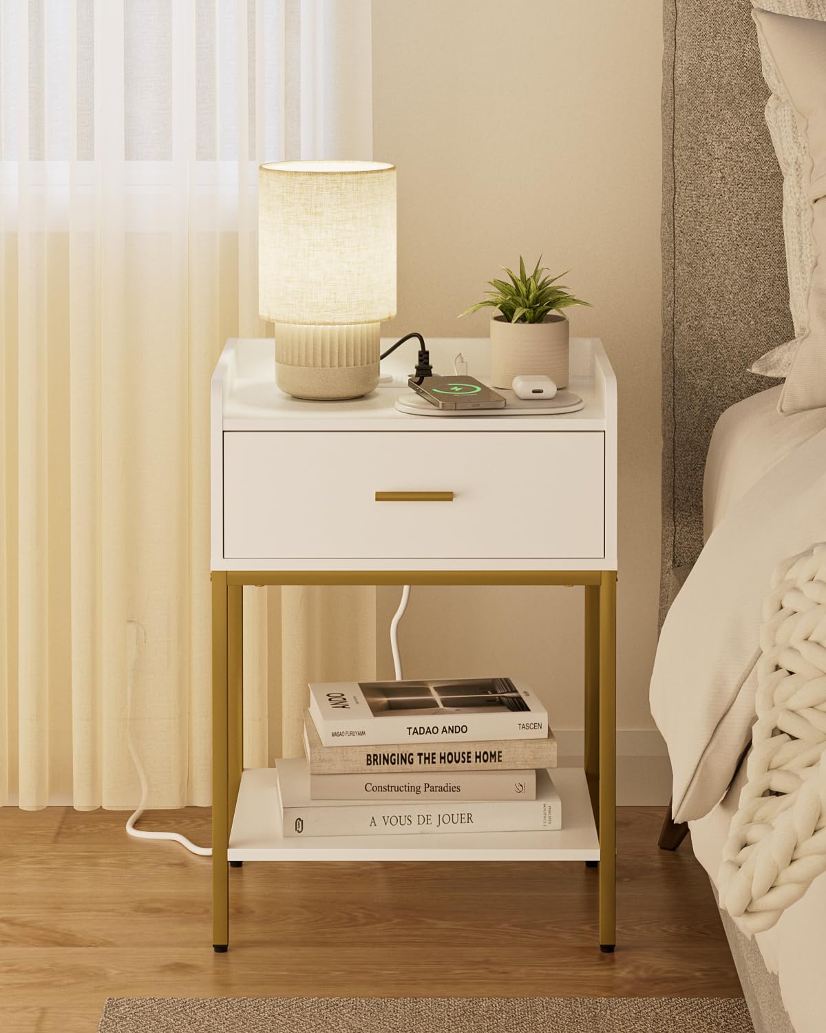 HEYZOEY Table de chevet avec prise de courant, table de chevet à 3 niveaux, blanche, avec tiroir et étagère, petite table d'appoint pour chambre à coucher, salon, blanche