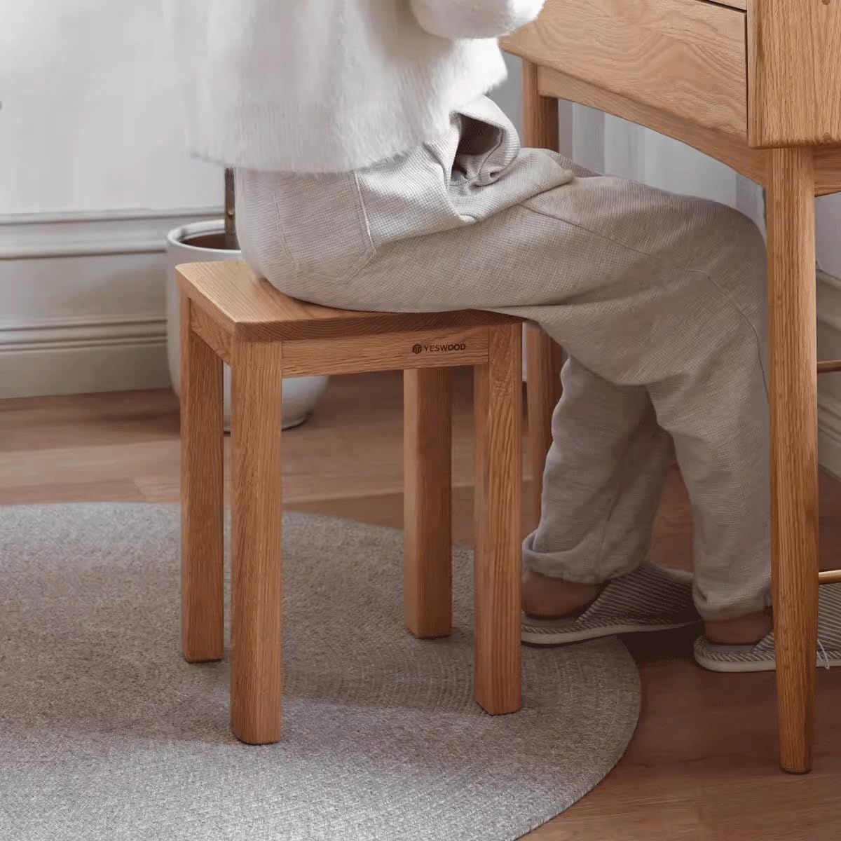 Taburete nórdico de cocina en madera de roble para decorar el dormitorio