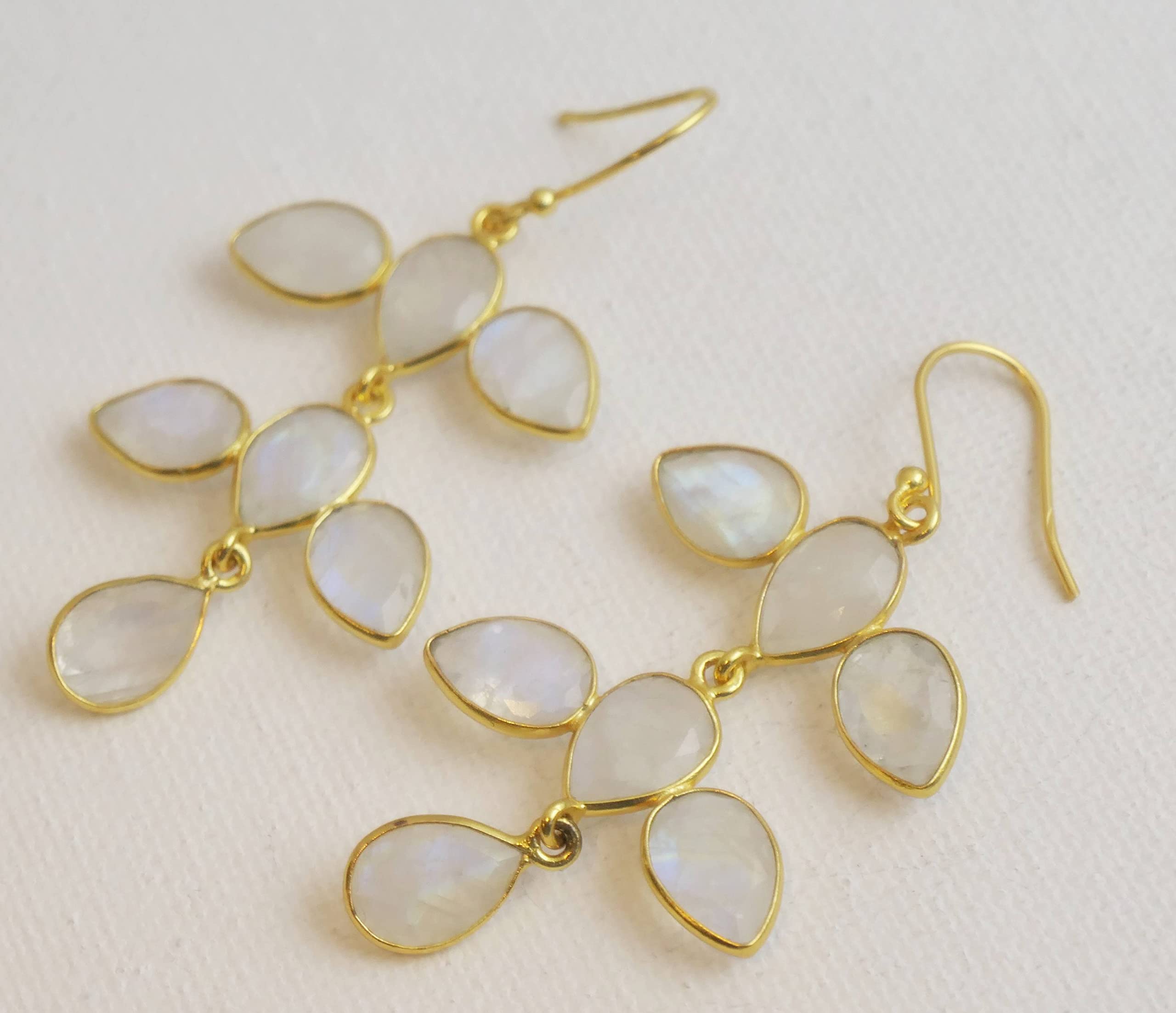 Aretes colgantes de plata esterlina chapados en oro con forma de candelabro de Piedra de la luna