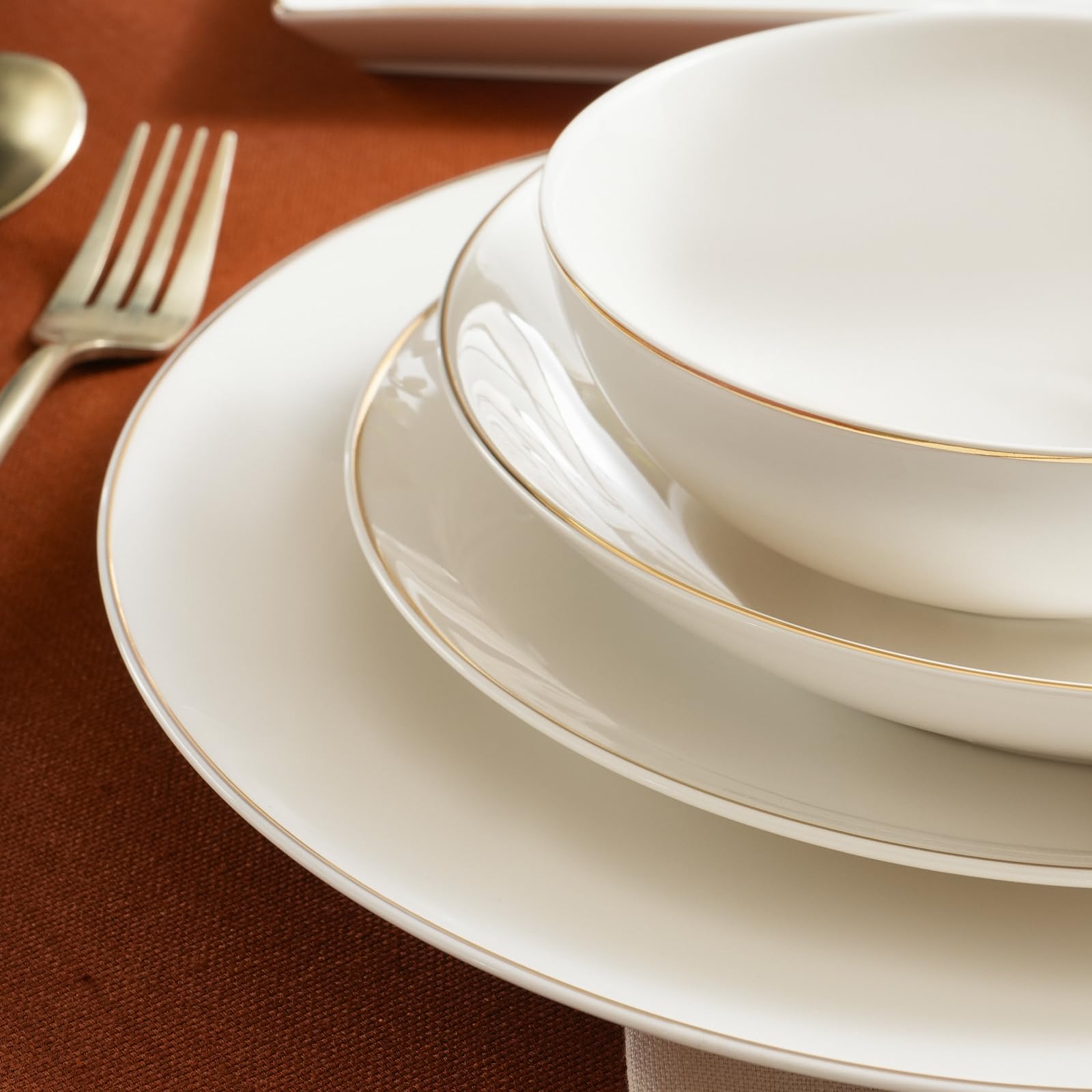 Karaca Bone China Donatella - Vajilla de 70 piezas para 12 personas, color dorado y blanco