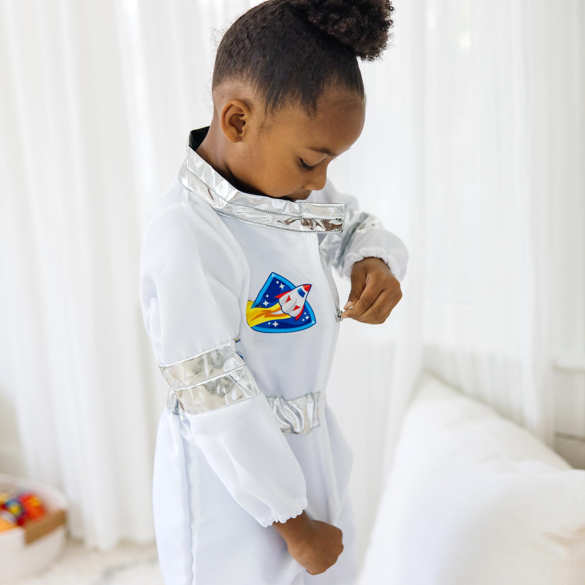 Melissa & Doug Costume da Astronauta per Bambini - Gioco con Casco e Accessori Spaziali, Costume Unisex, Gioco di Imitazione, Costumi di Halloween o Carnevale, Regalo per Bambini e Bambine, 3+ Anni