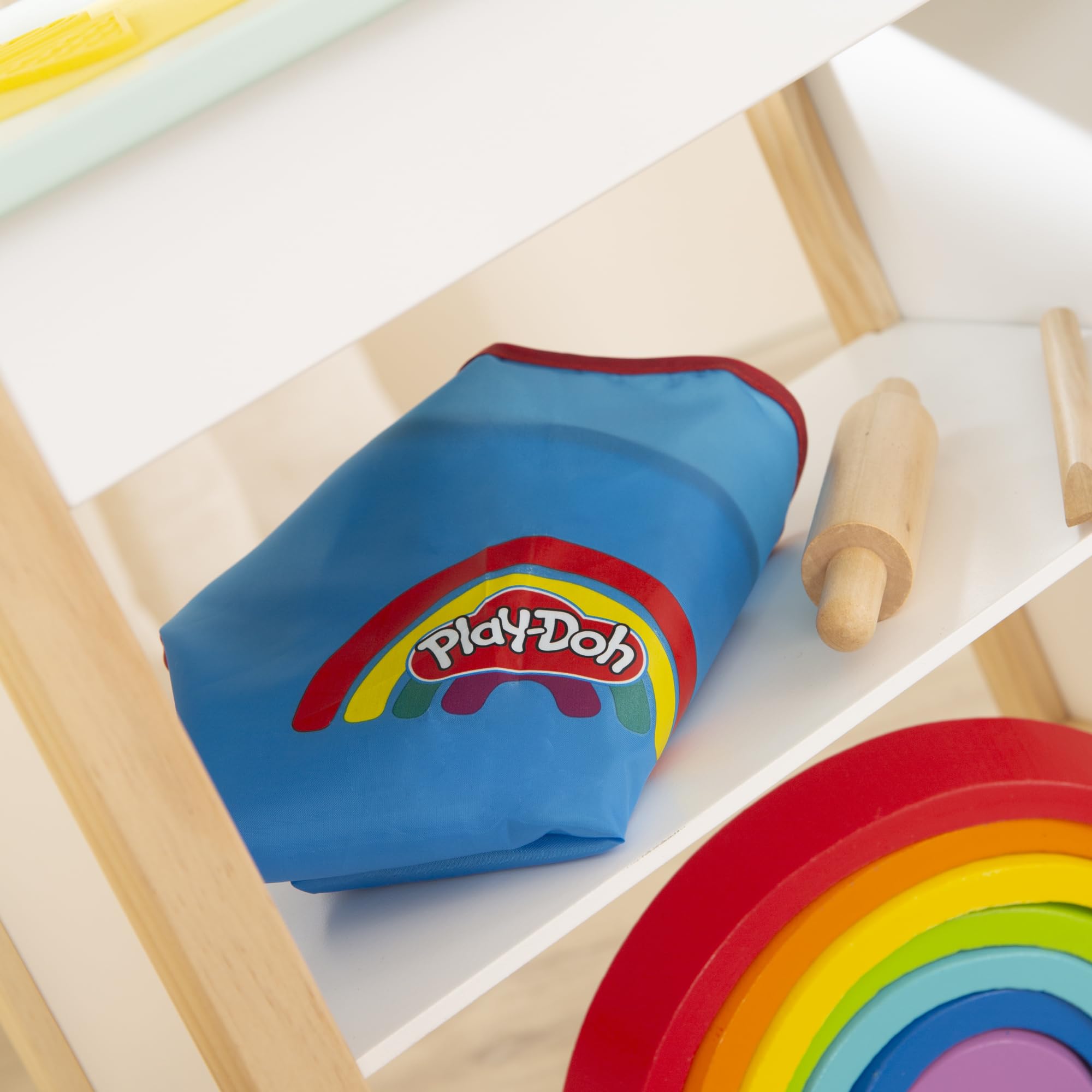 roba x Play-Doh Escritorio Escolar - Herramientas de Madera certificada por el FSC, Alfombra Creativa, 6 latas de plastilina, Delantal y Silla - Escritorio para Pintar, Manualidades y Jugar