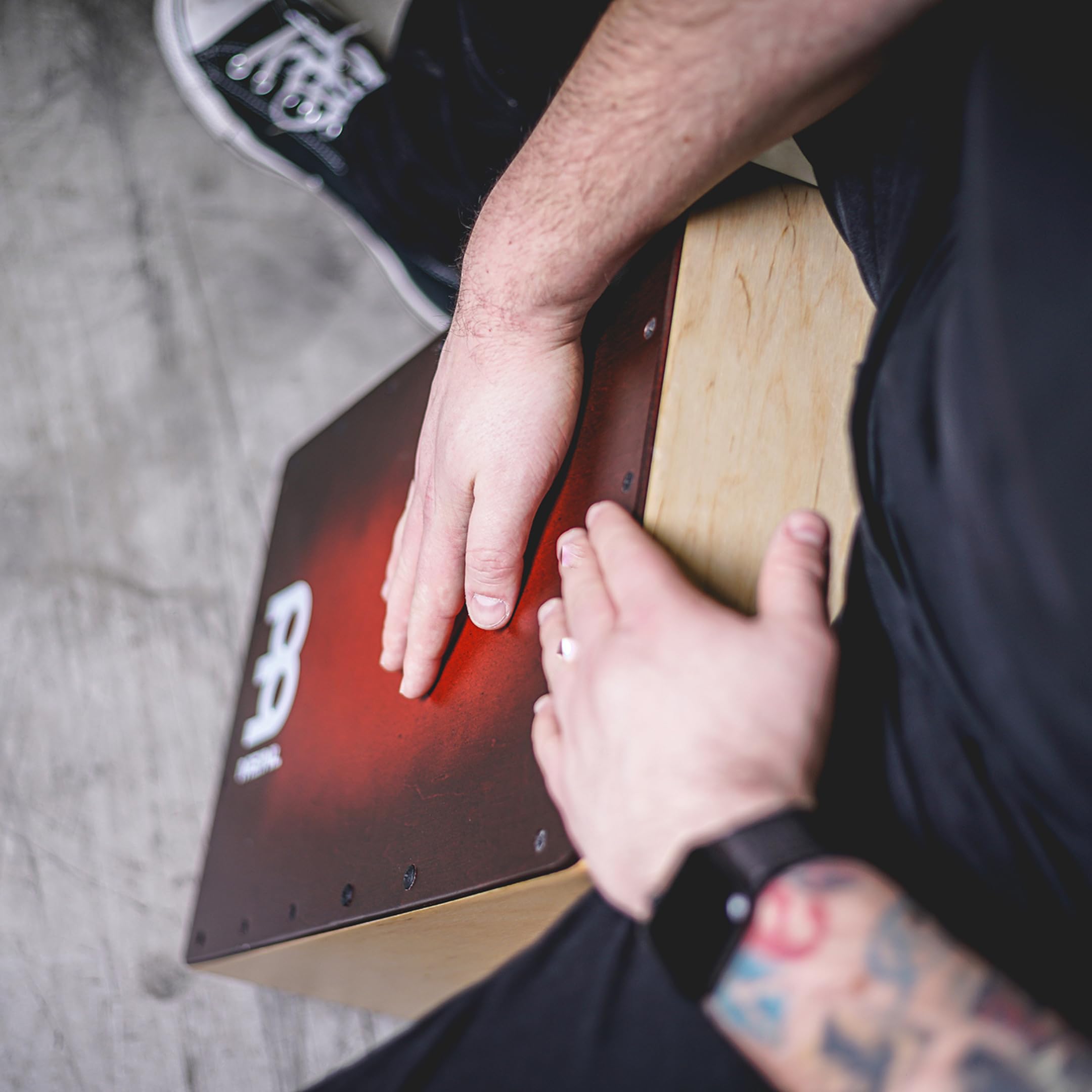 Meinl Percussion Snarecraft Cajon Instrument Édition spéciale - Grand Cajon avec 2 Cordes pour le timbre – Bouleau, Naturel/Rouge (SC100RDB)