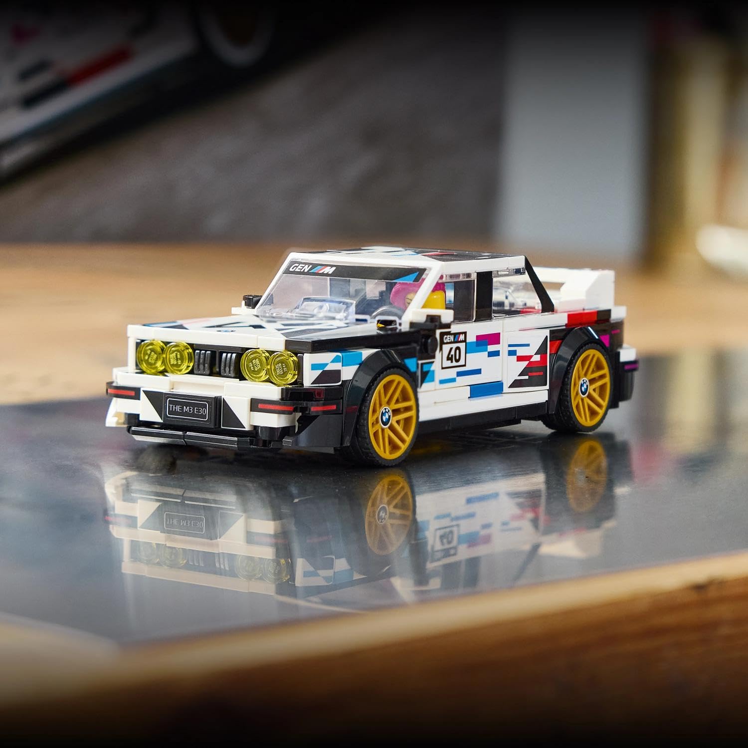 LEGO Speed Champions BMW M3 (E30) - Voiture Jouet - Maquette avec Minifigurine Collector de Pilote - Idée de Cadeau d'anniversaire dès 9 Ans pour Garçon ou Fan de Sport Automobile 77263