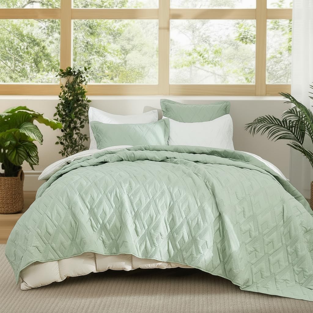BOV Light Green Quilt Twin 68x86 – Lightweight Summer Bedspread, Cooling Blanket, Decorative Green Bedding Coverlet, Soft Comforter