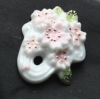 Amazon.co.jp: 陶器製 ピンブローチ 桜 4月 誕生花 ケース入り
