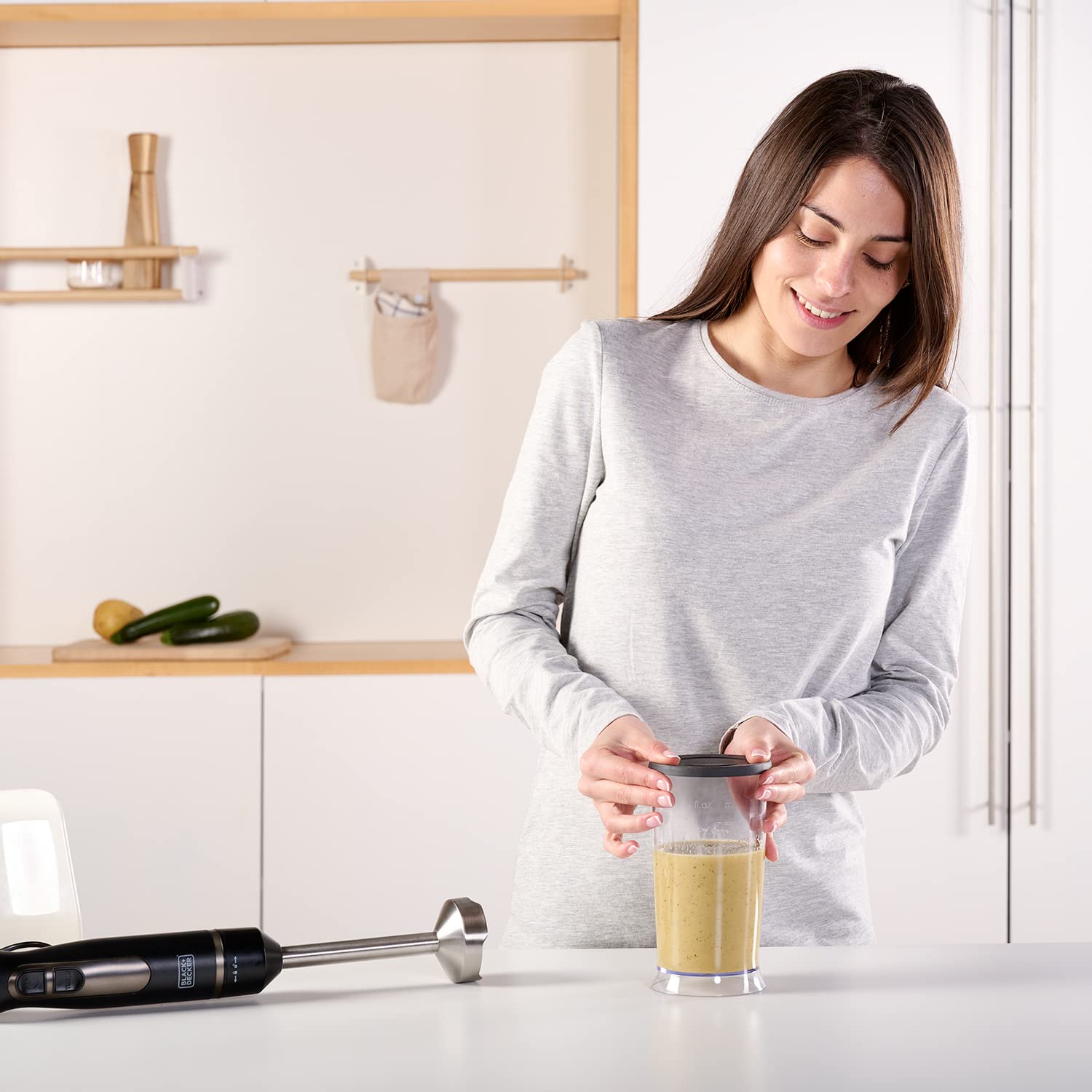 BLACK+DECKER BXHB800E - Mixeur plongeant 800W, régulateur de vitesse, turbo, lames en acier inoxydable, tige en inox démontable, design ergonomique, gobelet doseur 600ml