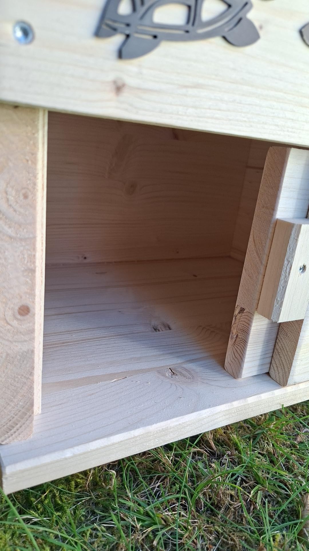 Schildkrötenhaus mit verschließbarem Eingang Boden und abnehmbares Dach aus 18mm starkem Fichtenvollholz 2X wetterfest imprägniert (SK01N)