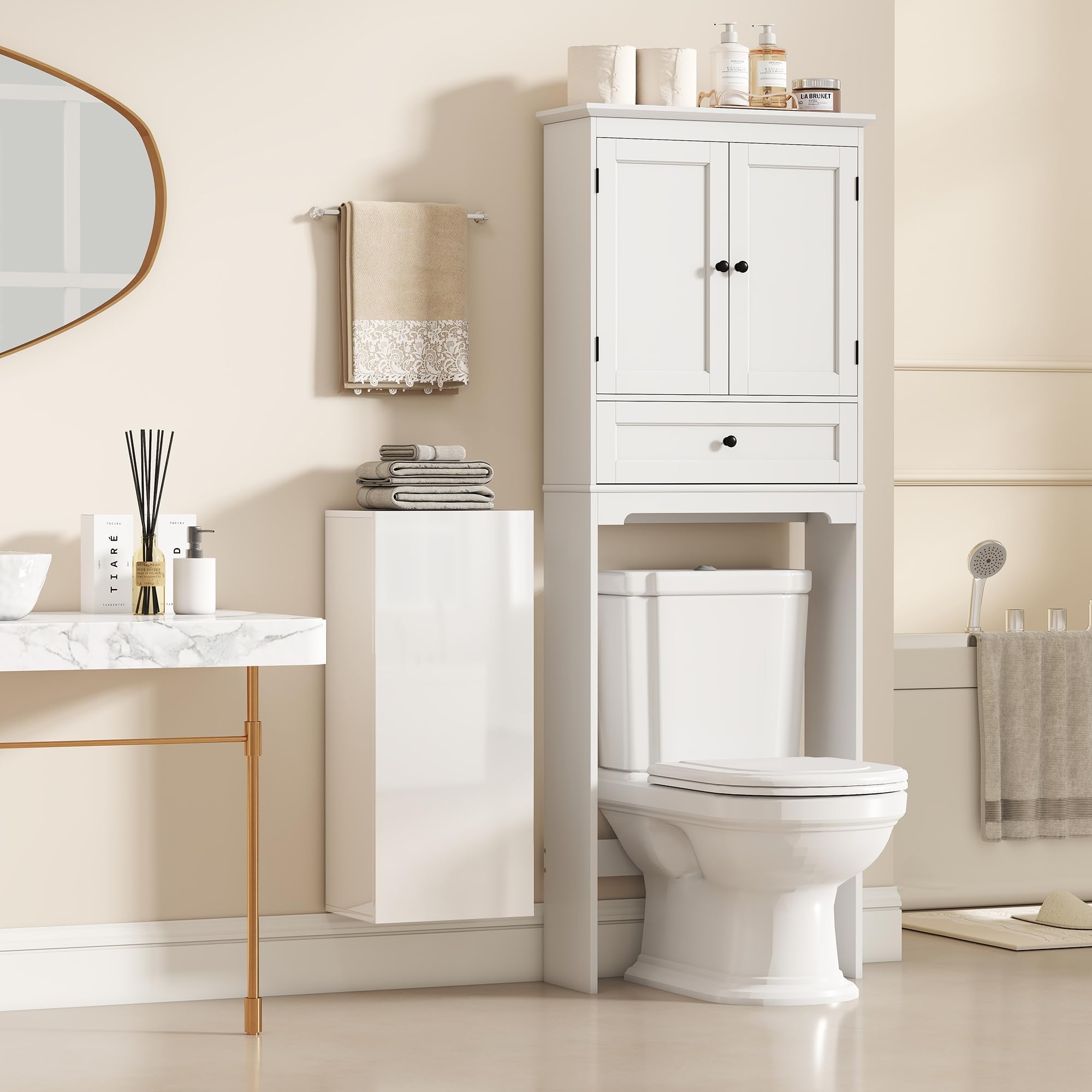 HOMCOM Mobiletto Bagno Sospeso con Anta Senza Maniglia, Pensile Bagno con 2 Ripiani in Vetro Temperato Regolabile, Mobile a Parete Multiuso, 30x23.4x71.2 cm, Bianco Lucido