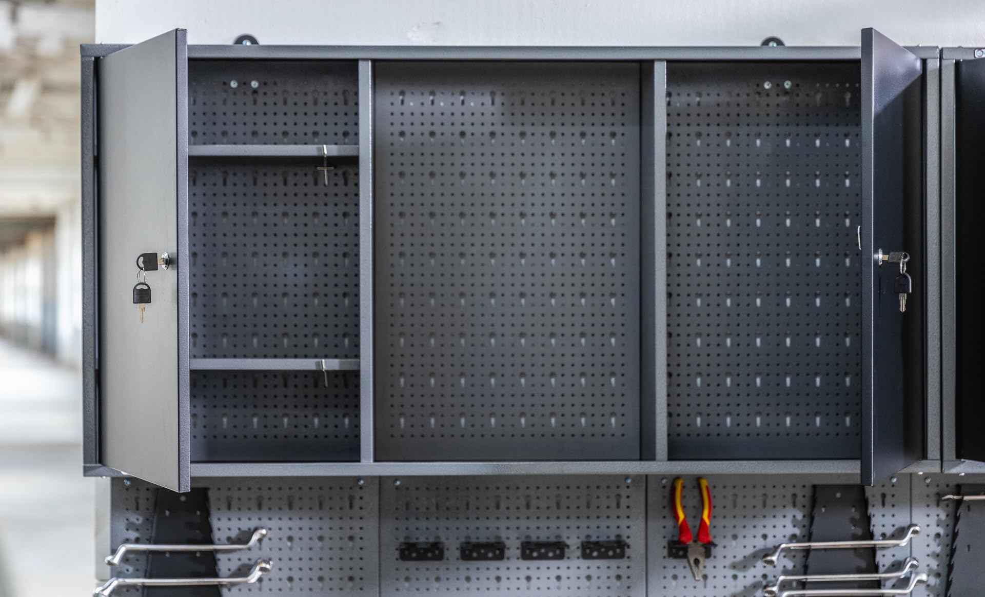 Ondis24 Werkstatt-Wandschrank Joku Werkzeugschrank Schwarz mit 2 Fachböden Lochwand Grau inkl. 50 teiliges Hakensortiment 120 cm