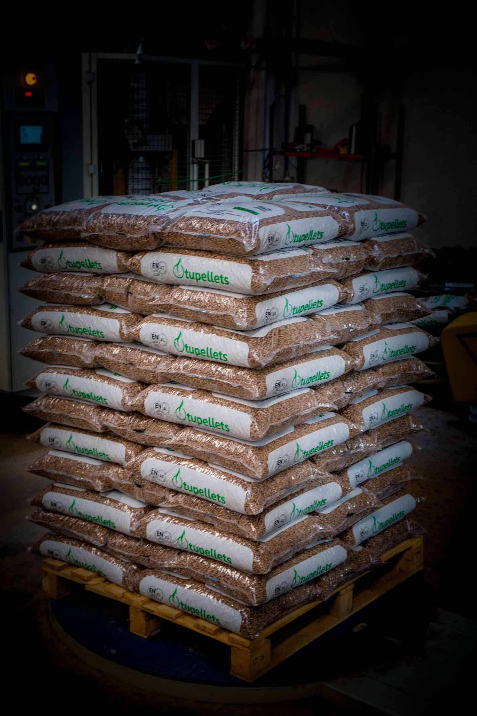 Suinga - 600 Kg Pellet in legno naturale 100% per riscaldamento. 40 sacchi da 15 kg. Uso pratico, conveniente ed efficiente.