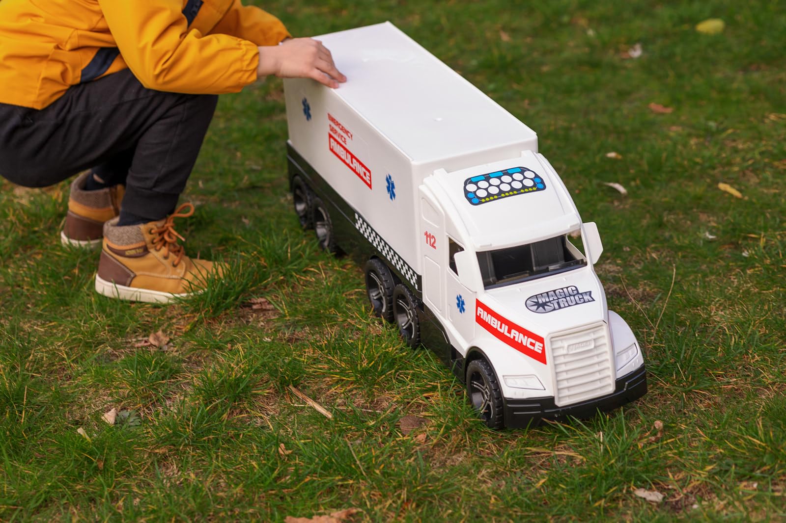 Wader 36211 - Magic Truck Ambulanza, Veicolo di Emergenza con Porta Laterale, Dimensioni Circa 79 cm, per Bambini dai 3 Anni in su, Adatto Come Regalo per Il Gioco Creativo
