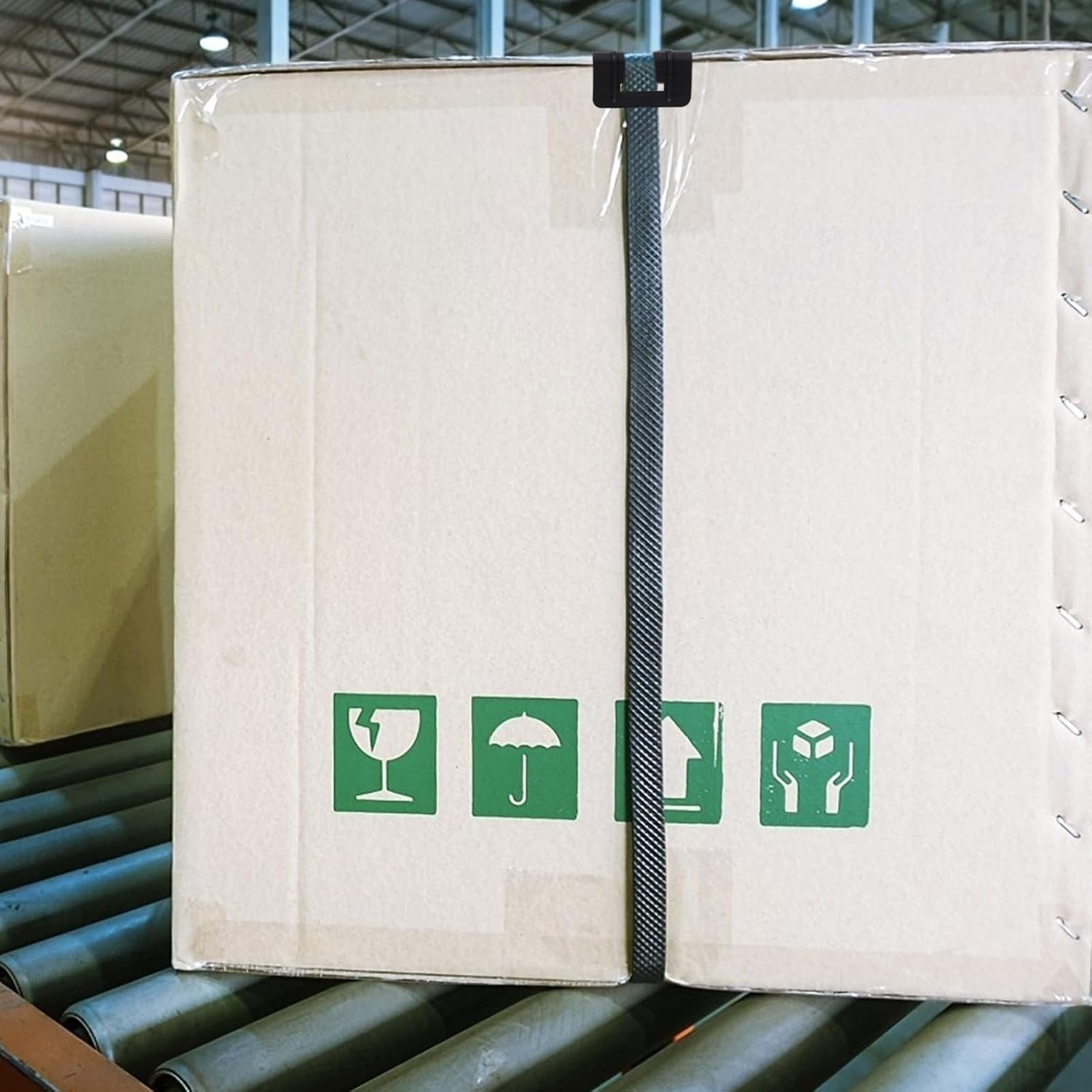 100 Pcs Plastic Corner Protectors for Straps with Strong Cushioning Tie-down Straps, Black Sturdy Plastic Material, Packaging Edge Protectors for Cargo and Pallet Shipping