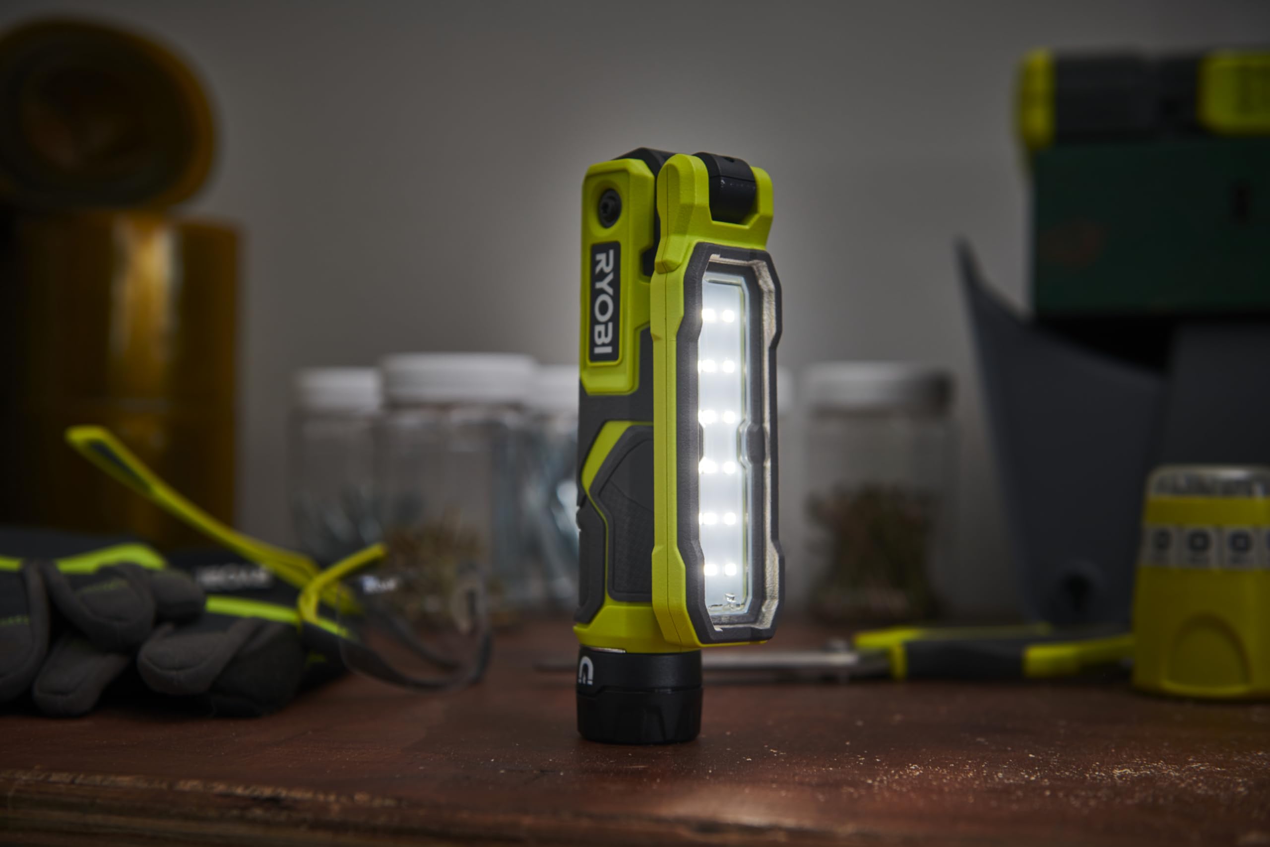 RYOBI 4 V USB-LITHIUM Akku-Stableuchte RLI4-120G, klappbar, 650 Lumen, inkl. 1 x 4 V 2,0 Ah Lithium Akku und Ladegerät
