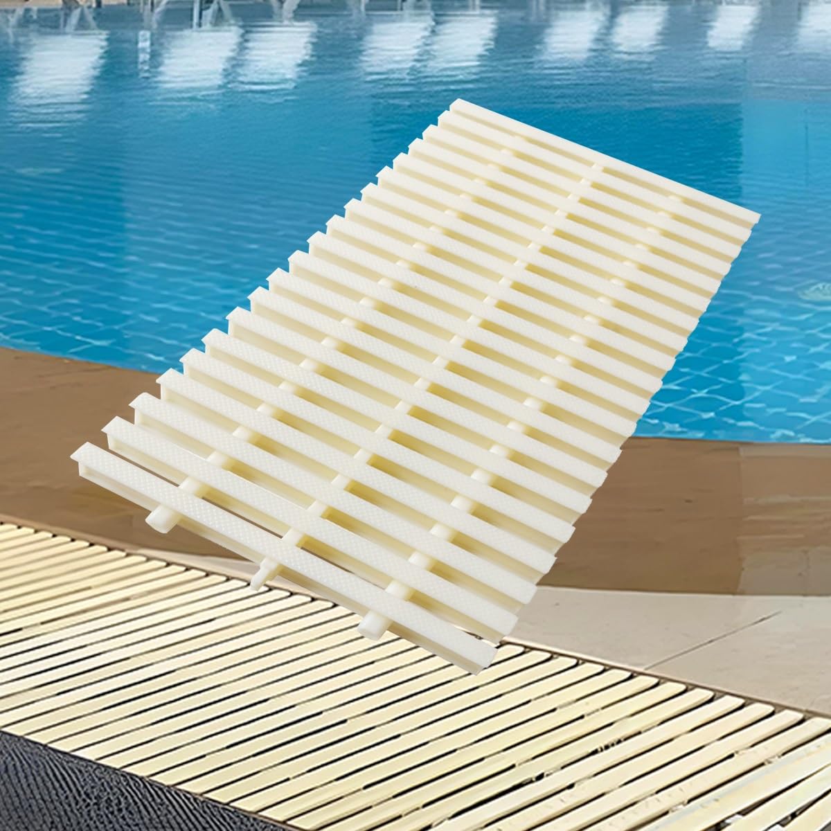 Grille de débordement de piscine pour sécuriser l'allée et le balcon de maison