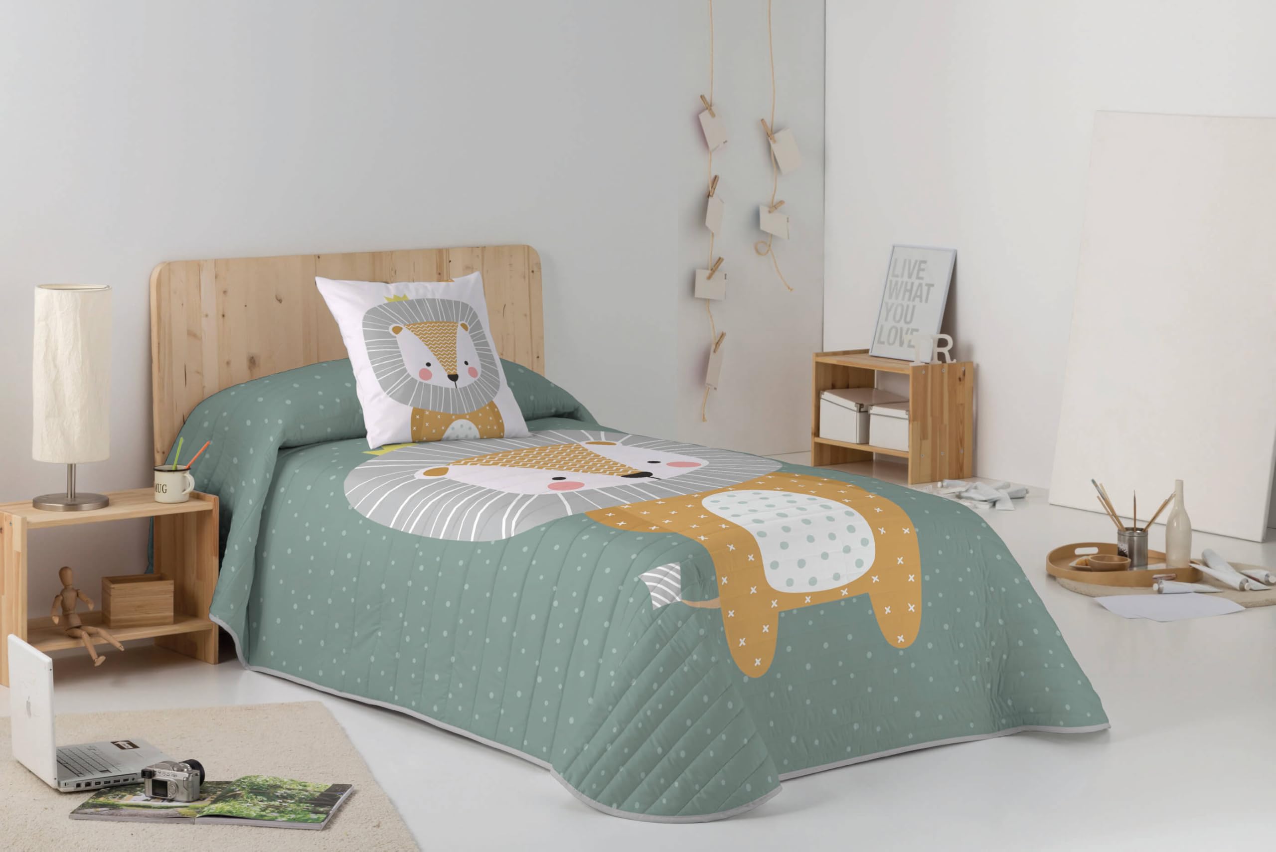 NATURALS Colcha Bouti Infantil Mike, Relleno Ligero 120 gr/m², Cama 90/105 cm, con Funda de Cojín 50x50 cm, Estampado Digital, Fabricada en España (Verde, 90 cm)