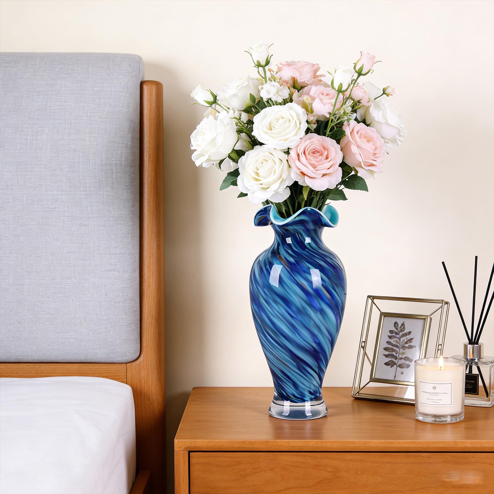 Vase en verre soufflé à la main – Joli vase à fleurs décoratif bleu, pour décoration d'intérieur moderne, pièce maîtresse idéale pour les salons, les tables à manger et les arrangements de mariage