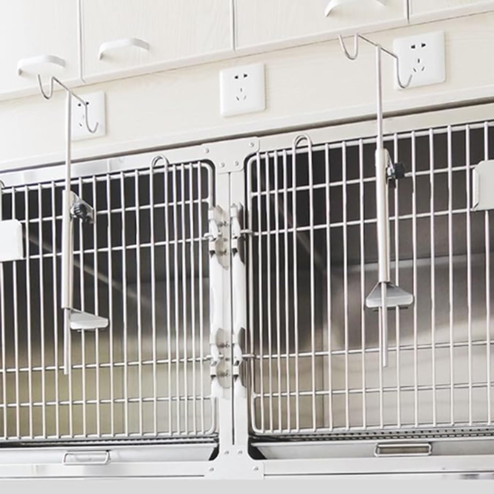 Poste IV portátil para jaulas de mascotas, estante de agua colgante de acero inoxidable con 2 ganchos para una fijación segura en entornos veterinarios ambulatorios y tiendas de mascotas