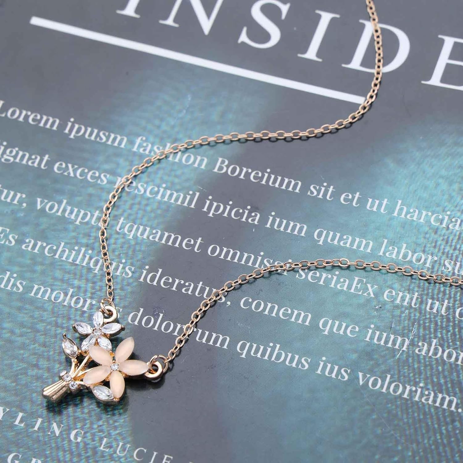 Boho Crystal Flower Necklace Choker Vintage Flower Floral Necklace Chain Gold Rhinestone Flower Choker Necklace Resin Flower Statement Necklace Jewelry for Women - Image 5