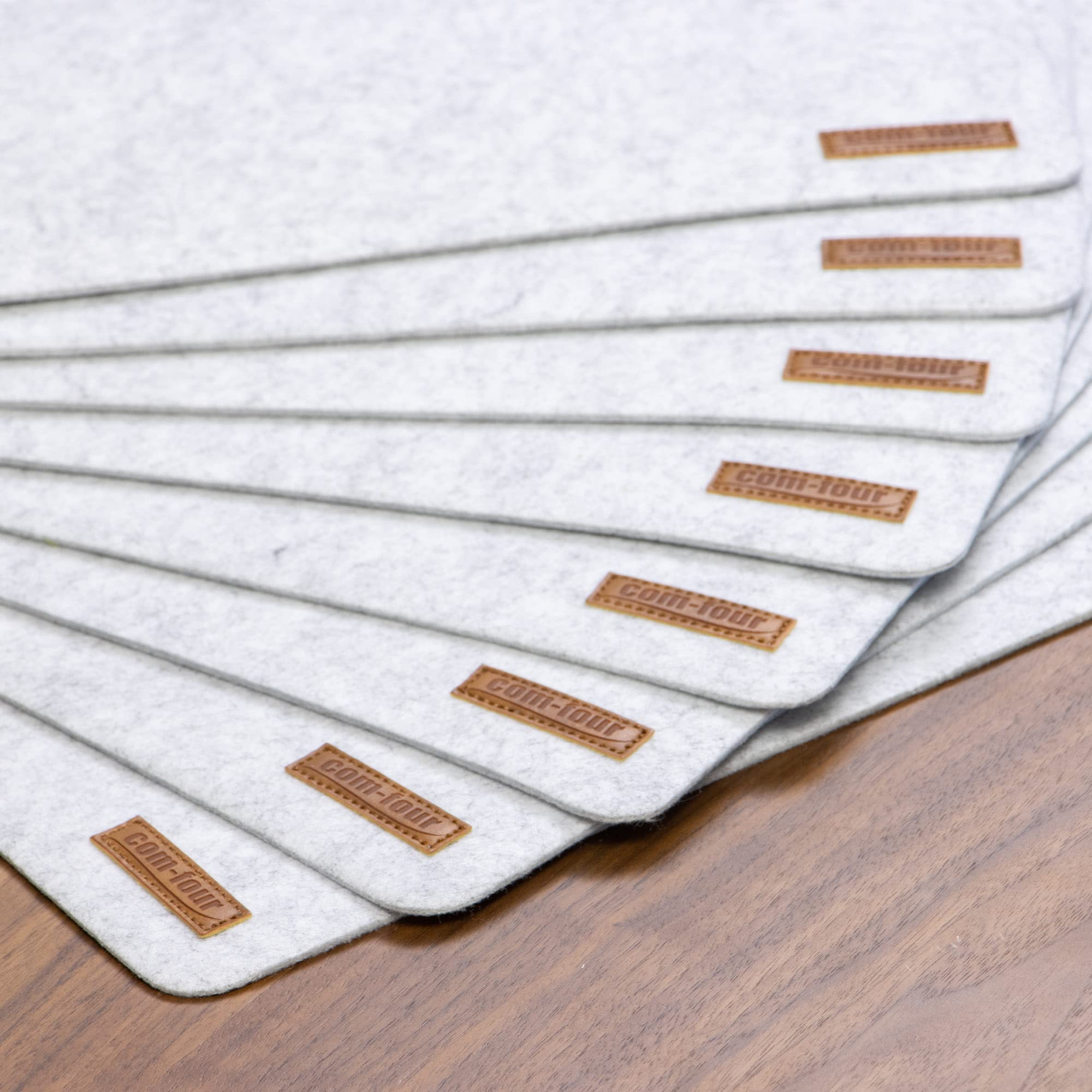com-four® 32-teiliges Platzmatten-Set - abwischbares Tischset 44 x 32 cm | Extra dicke Filzunterlagen für 32 Personen - hitzebeständiger Tischschutz mit rutschhemmender Filzoberfläche
