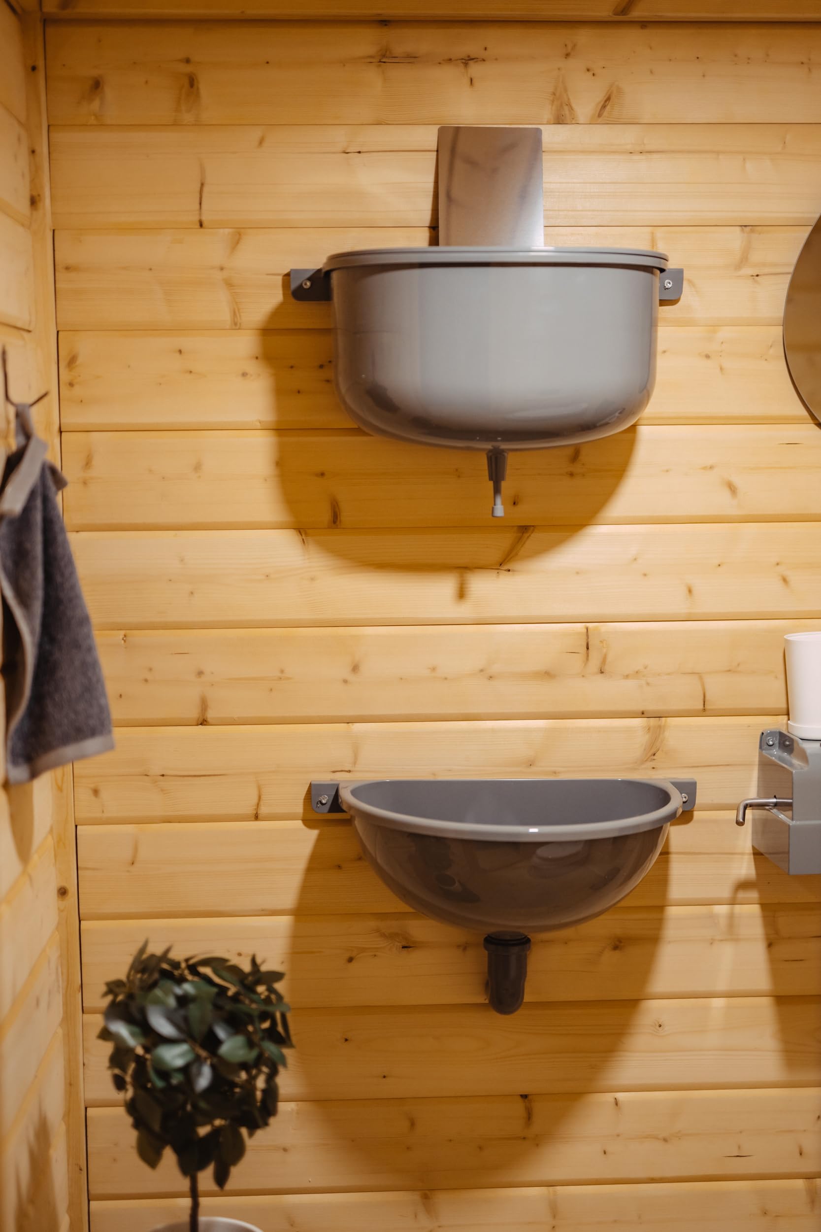 Wasserbehälter 10 l mit Deckel als Ablagefunktion und gratis Spiegel für Handwaschbecken Toilette Camping Keller Garten Baustellen WC, Made in Europe