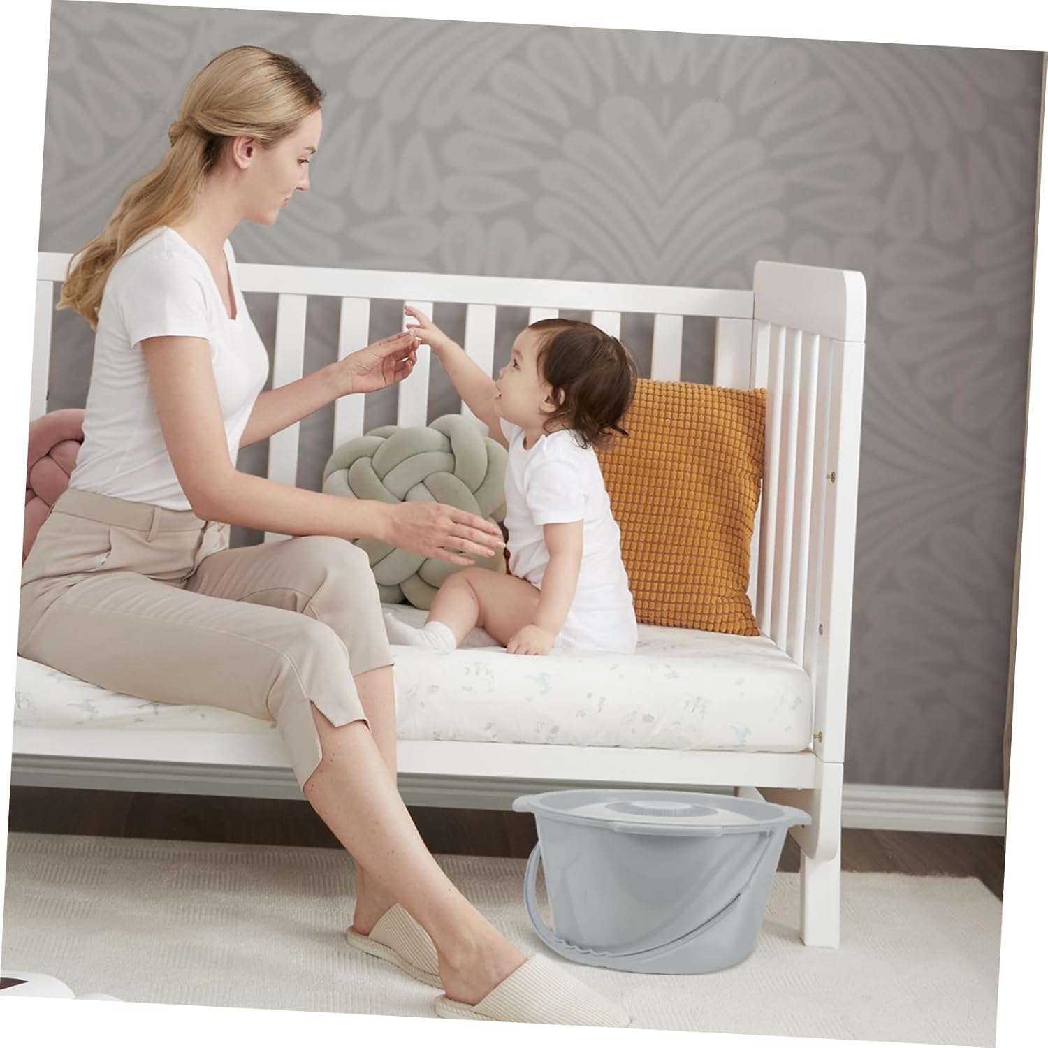 Portable Elderly Chamber Pot with Handle Thickened Urinal Spittoon for Adults Easy to Clean Lightweight and Compact Design for Home and Travel Use