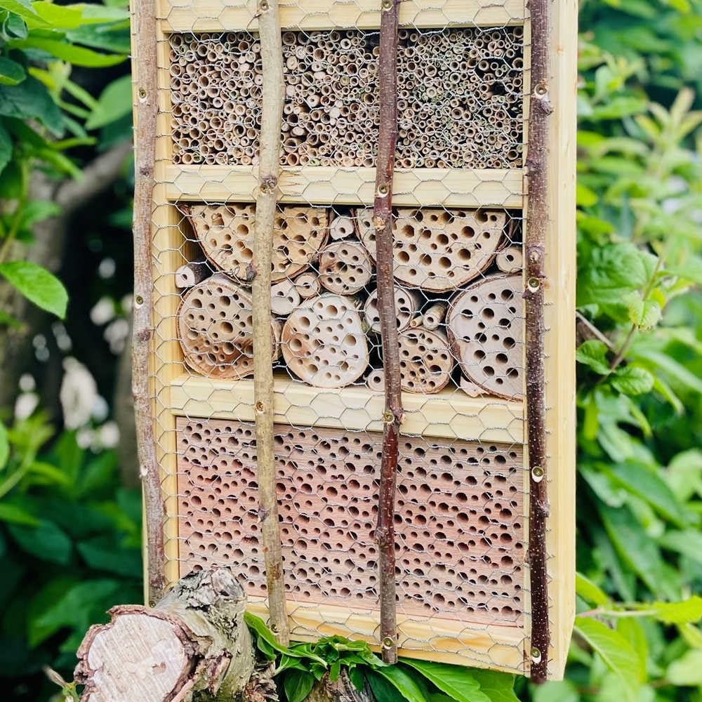 Casetta per insetti in legno di alta qualità, realizzata a mano, XL, ideale per la nidificazione delle api selvatiche, naturale, verde, prodotta da laboratori per disabili