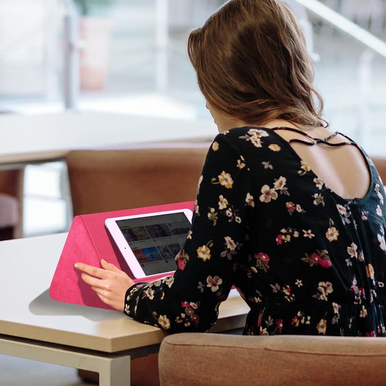 BZVV Soft Tablet Stand Pillow with Pocket,Adjustable 3 Viewing Angle,Lazy Holder for Bed Sofa,Compatible with iPads Tablets eReaders Smartphones Books Magazines Rose Red