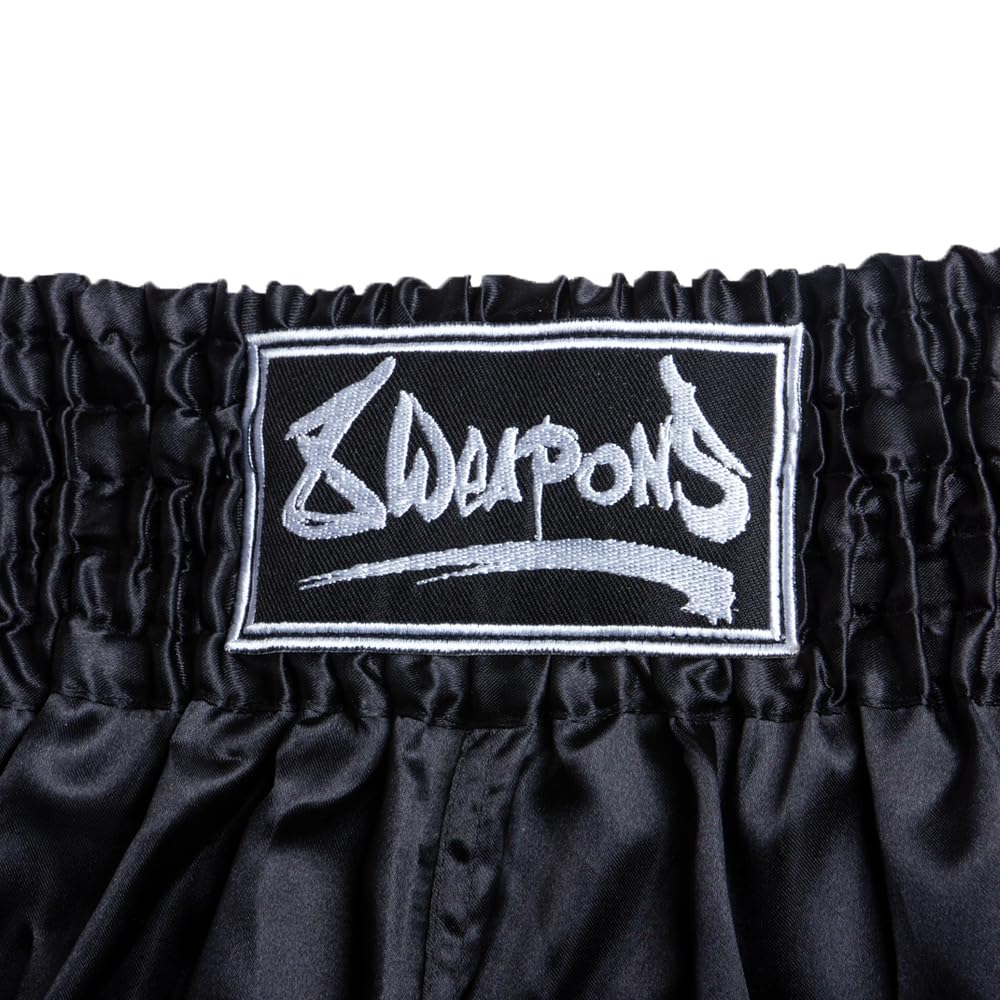 8 WEAPONS Muay Thai Shorts Strike, Schwarz-Weiß, Kickboxhose für Training & Wettkampf, Thaibox Shorts Satin, Atmungsaktiv, Langlebig, Kampfsporthose für MMA, K1, Boxen, Thai Boxen