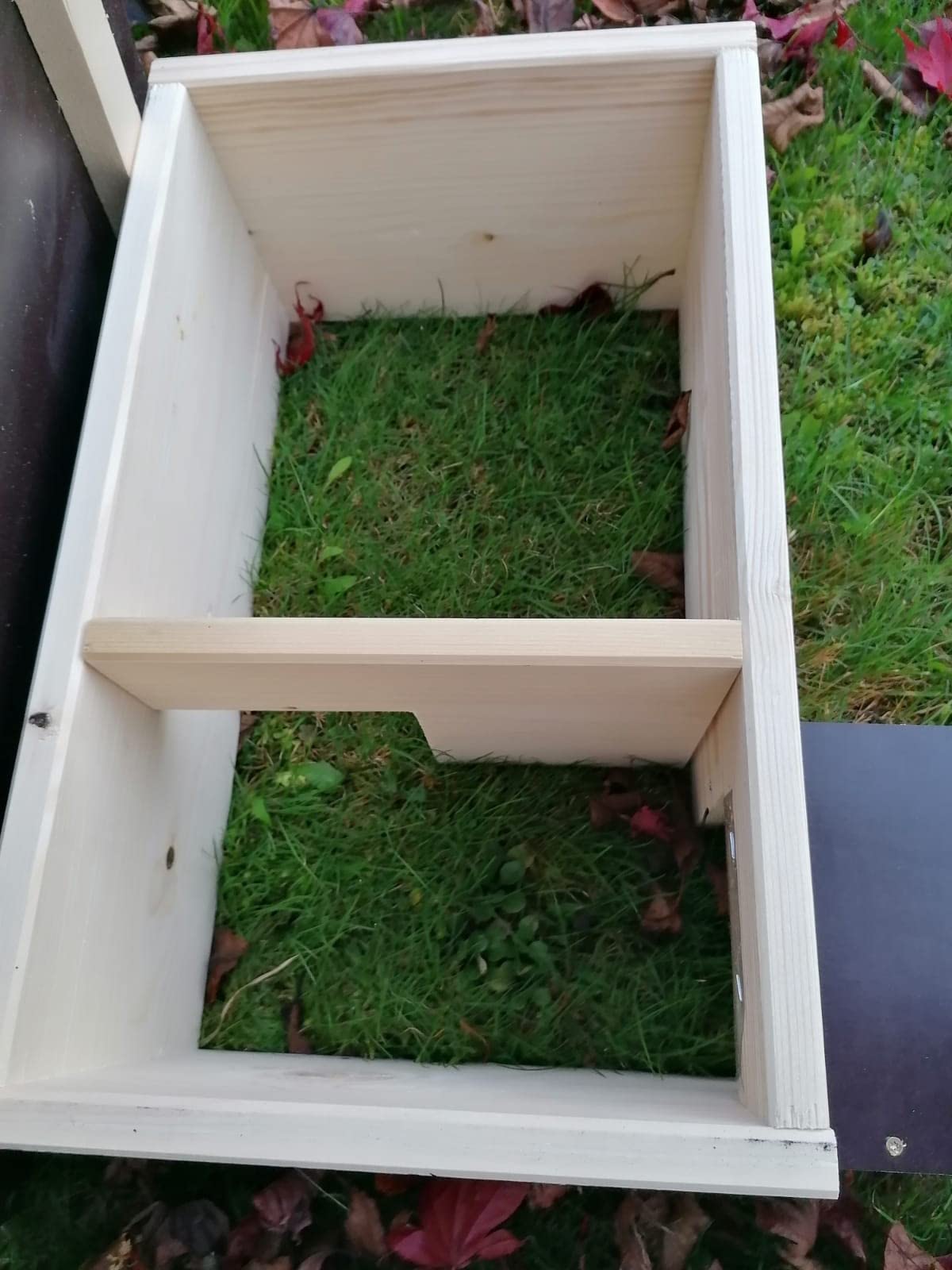 Casetta per ricci per ricci (IG7) bruciata con ingresso labirinto e patta in rattan e apertura per tetto rimovibile per una facile pulizia