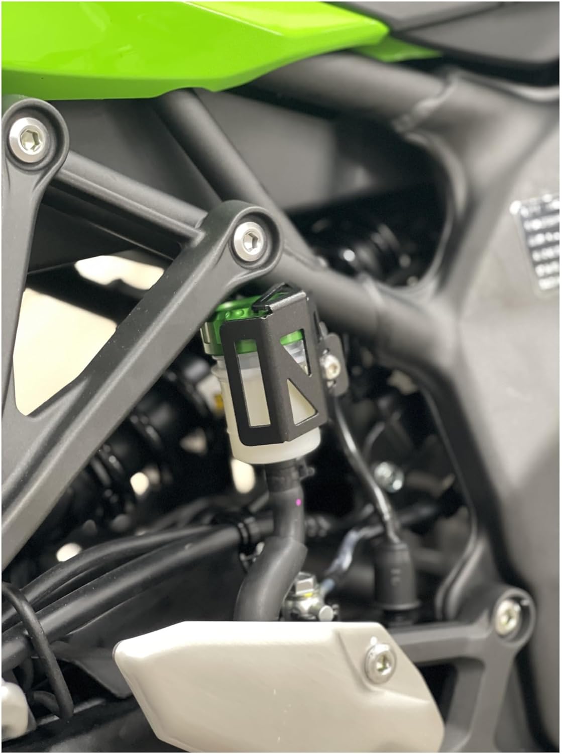 Guard rear brake fluid Motorcycle CNC Rear Brake Fluid Reservoir Guard Cover Protector Oil Cup For YZF-R3 YZF-R25 YZF R3 R25