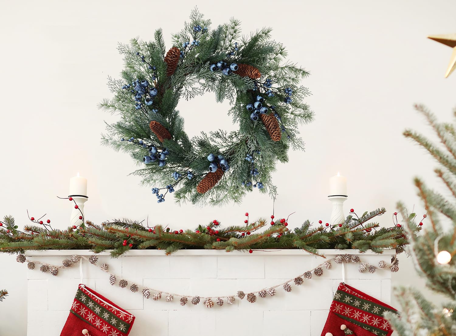Corona de invierno de pino de bayas azules de 61 cm con cedro de ciprés Norfolk y piña, coronas de Navidad artificiales para puerta delantera, porche, pared, ventana, porche, chimenea