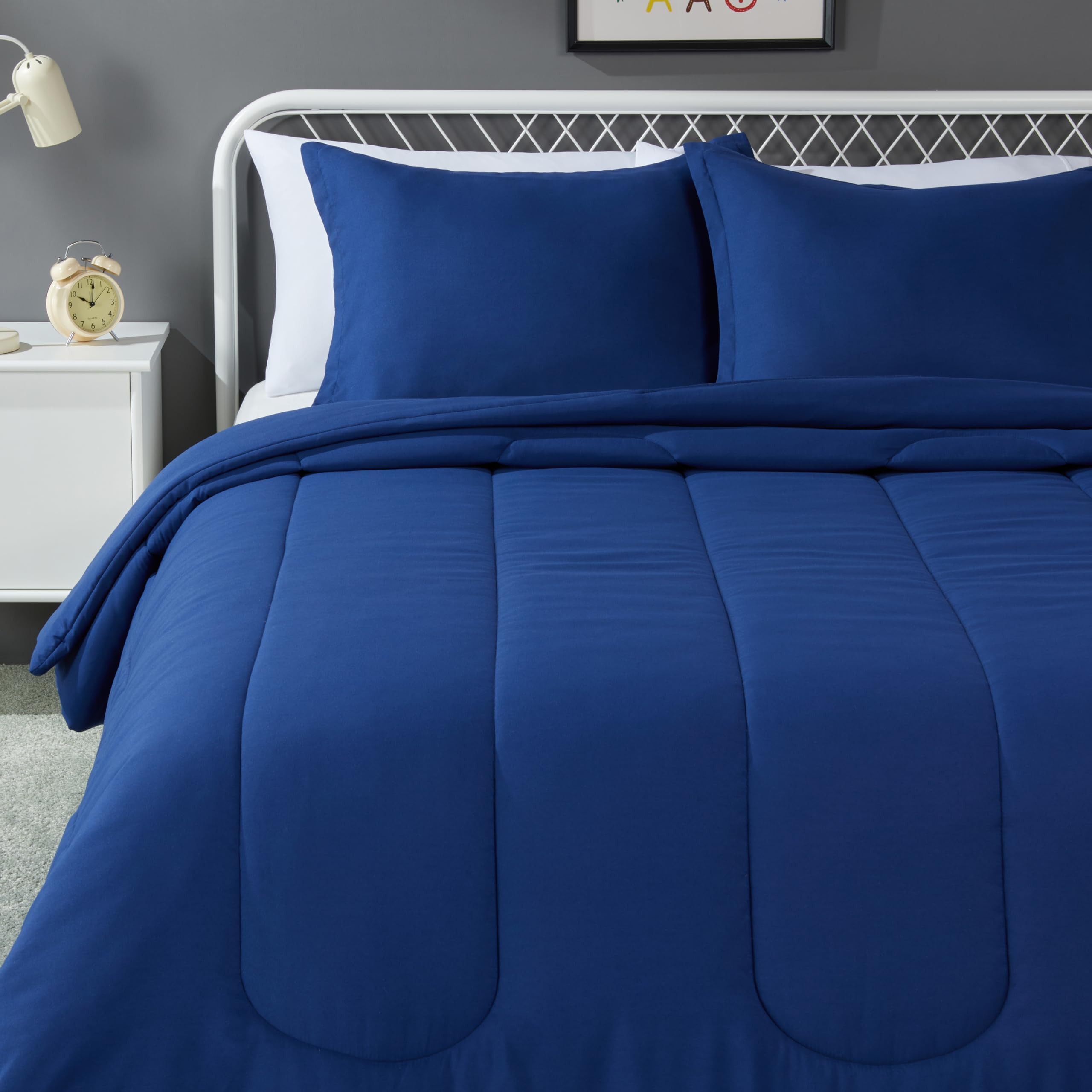 Photo 1 of ** dirt from transport**Amazon Basics 3-Piece Soft Microfiber Kid's Comforter and Pillow Sham Set, Full/Queen, Navy, Solid