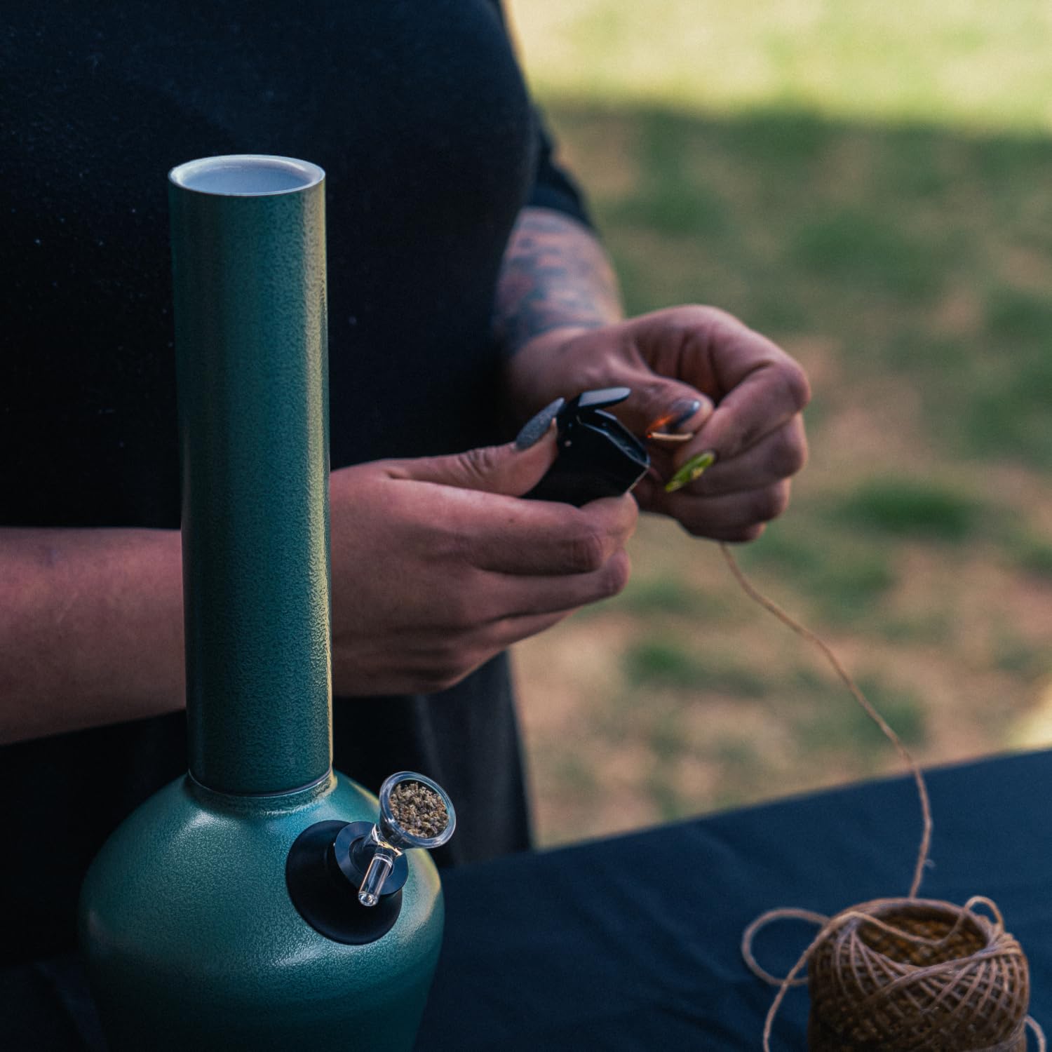 Chill - Bong de Acero Inoxidable M8 para Fumar - Duradero de Doble Pared, Aislado al Vacío - Negro Brillante