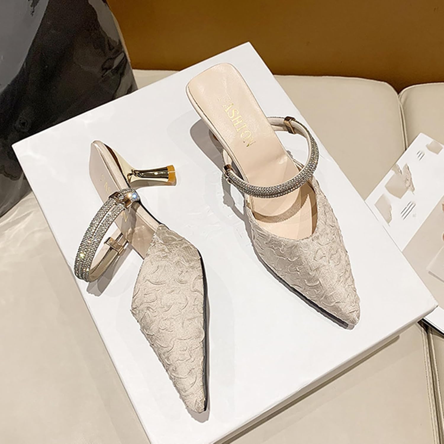 [MANNEW] ラインストーン キラキラ ミュール パンプス Vカット ピンヒール ポインテッドトゥ 黒 杏色 おしゃれ エレガン