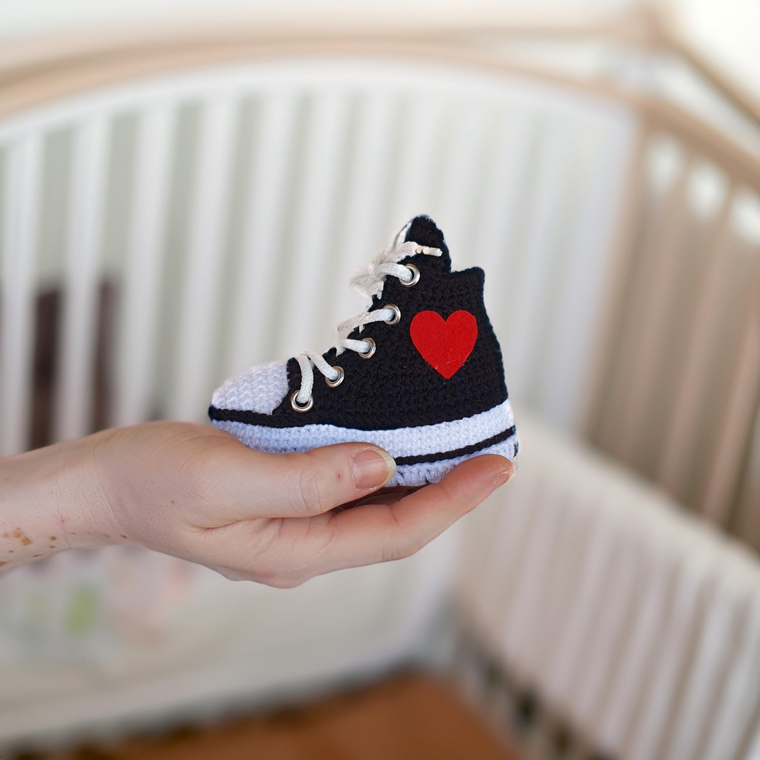 Handgemachte Häkel Baby Sneaker Booties Schwarz für Jungen und Mädchen, individuelle Strick-Socken-Schuhe, geschlechtsneutrales Geschenk für Babyparty, Geburtstag und Geburtsankündigung